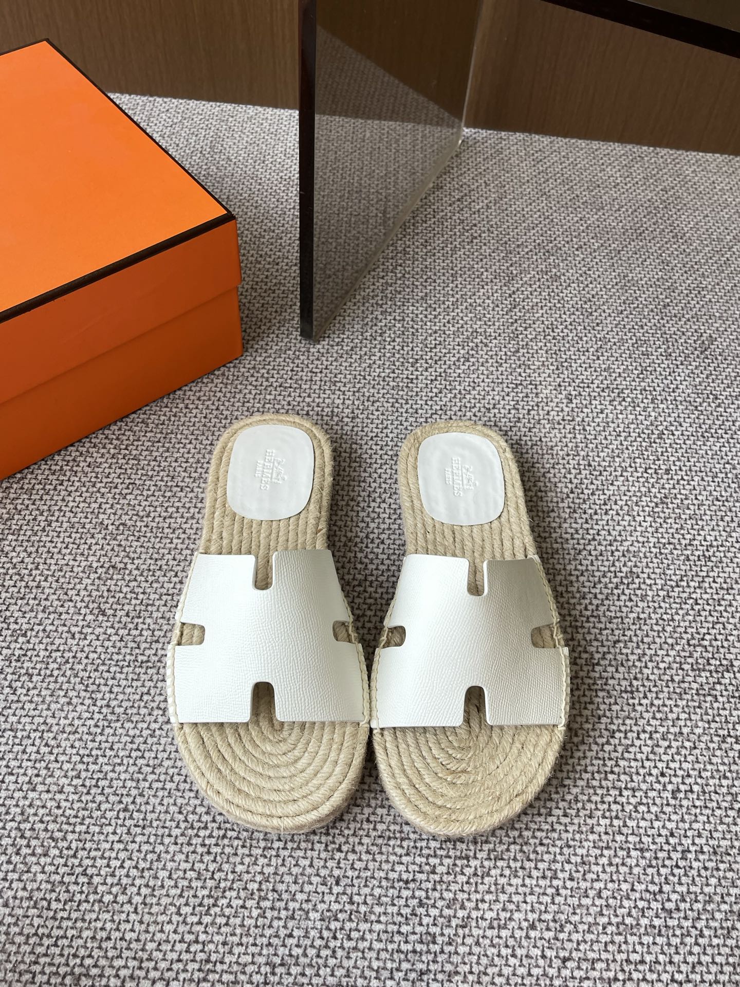 Hermès 360 25ss新款男款凉拖喜欢二舅姥爷拖鞋的一定不能错过这款草编拖鞋 好穿百搭又