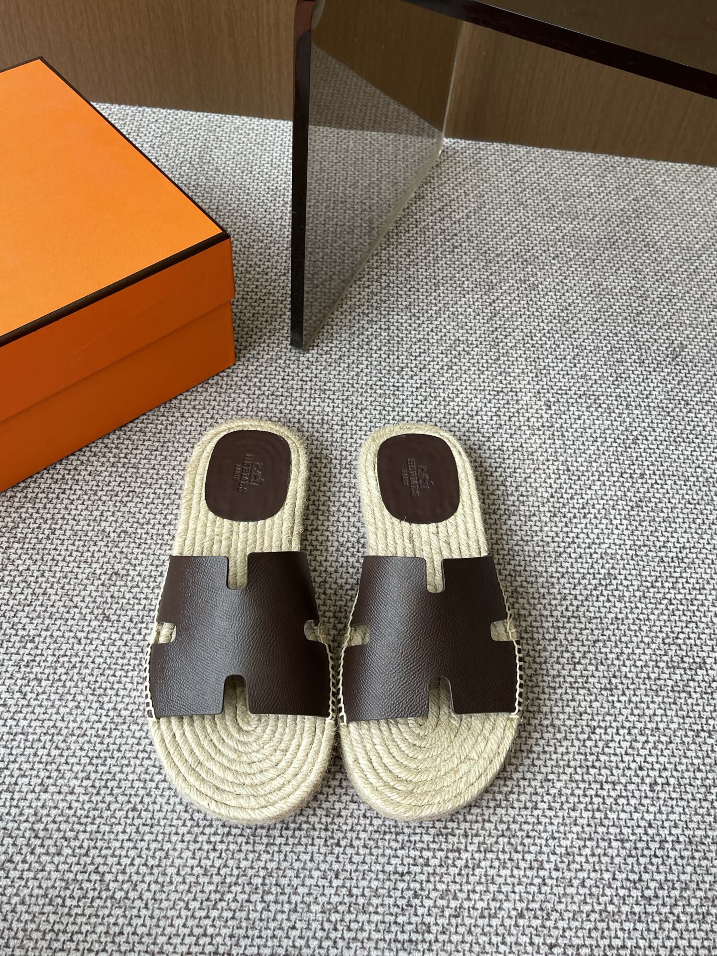 Hermès 360 25ss新款男款凉拖喜欢二舅姥爷拖鞋的一定不能错过这款草编拖鞋 好穿百搭又