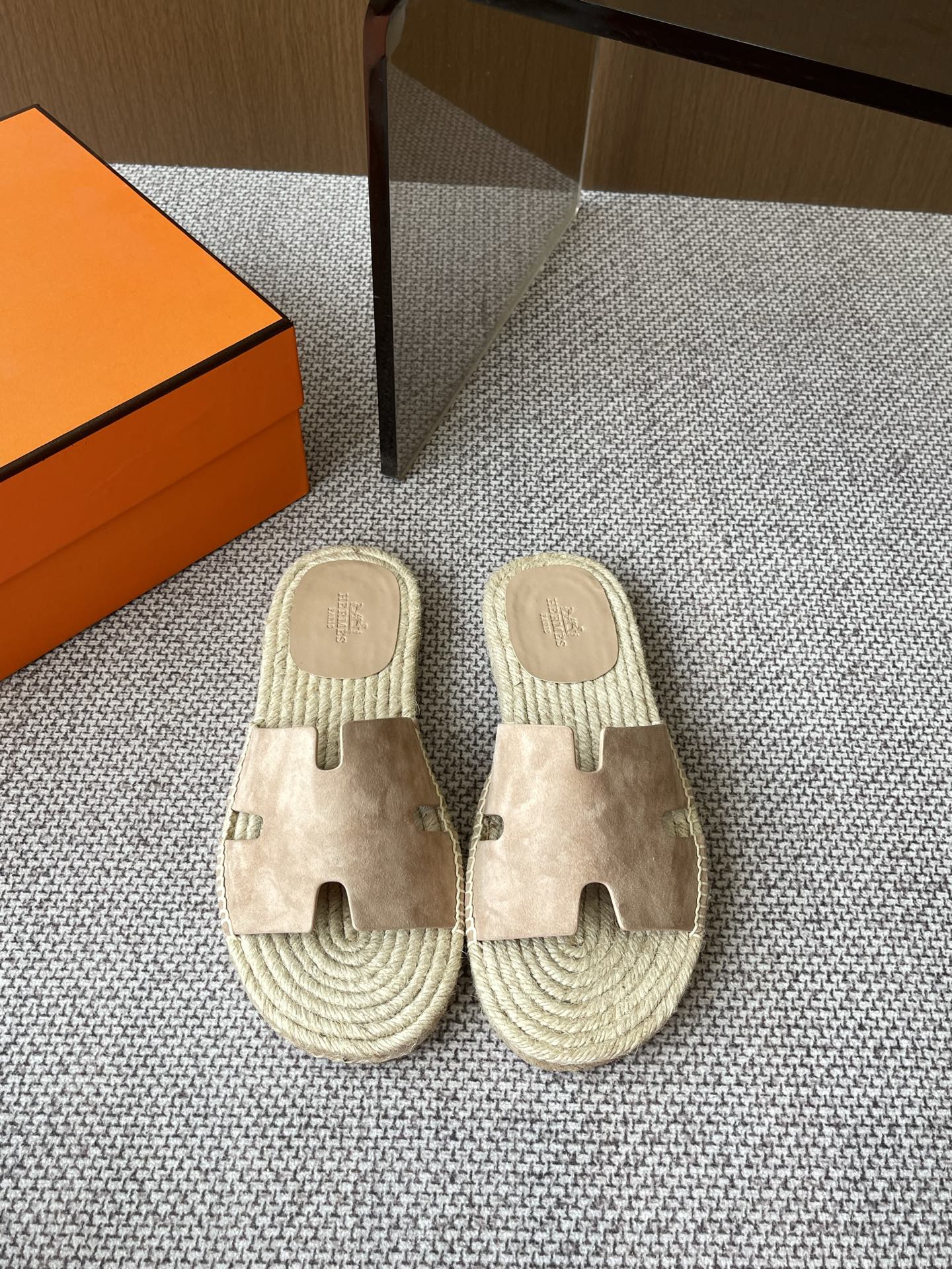 Hermès 360 25ss新款男款凉拖喜欢二舅姥爷拖鞋的一定不能错过这款草编拖鞋 好穿百搭又