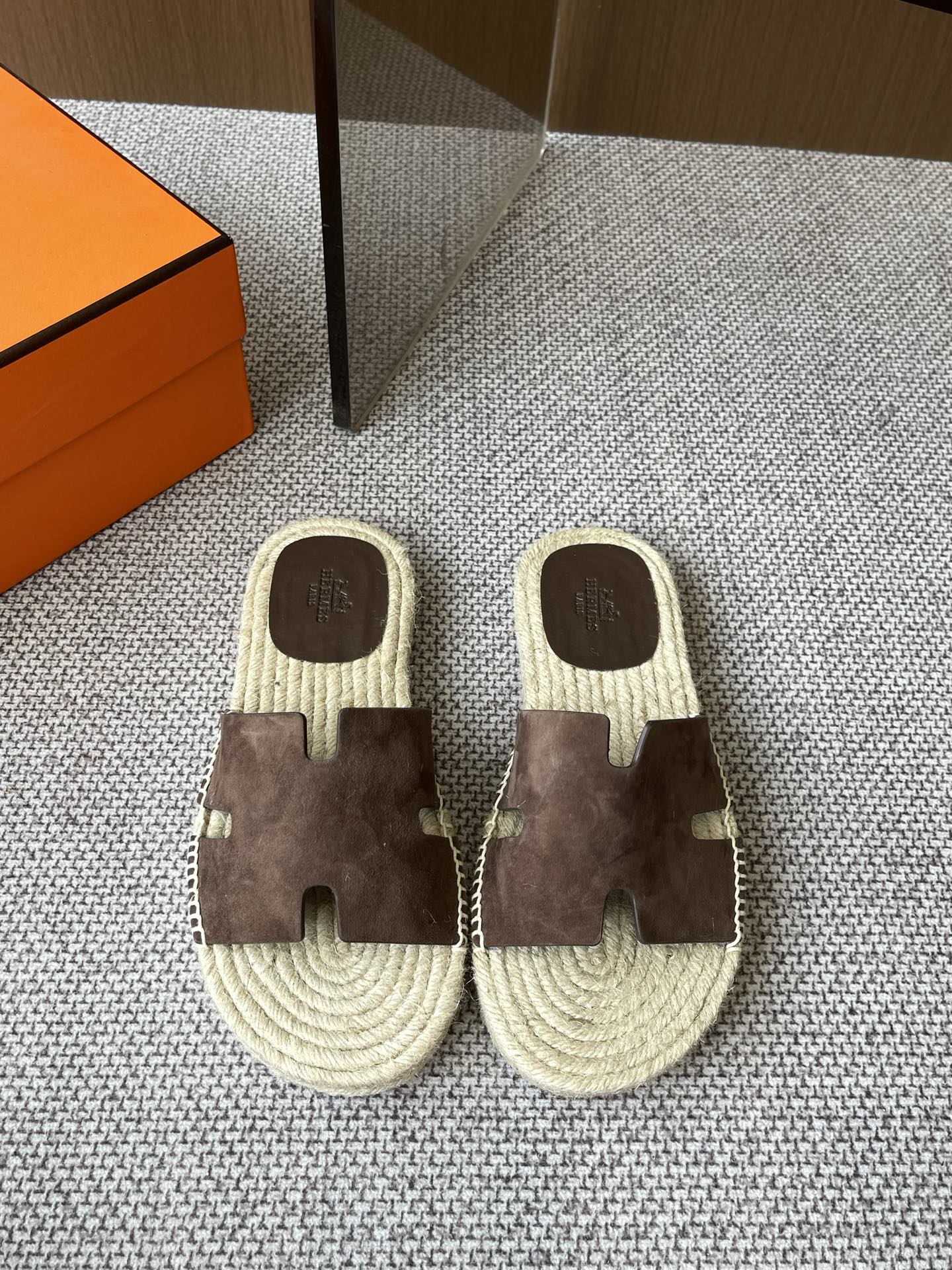 NO:264322,Hermes 25ss new men's sandals who like second uncle's slippers must not miss this straw woven slippers. It is easy to wear and versatile and classic. Imported cowhide leather with water dyed beef. Outsole imported original hemp rope midsole Italian leather outsole size 39-47 (custom made in 46.47), slippers, hermes, hermes, slippers, espadrilles, cowhide, Leather soles19860909Hermes爱马仕 25ss新款男款凉拖喜欢二舅姥爷拖鞋的一定不能错过这款草编拖鞋 好穿百搭又经典 面料进口牛皮配搭水染牛里 大底进口原版麻绳中底 意大利真皮大底 码数39一47（46.47订做）,拖鞋,hermes,hermes,slippers,espadrilles,cowhide,Leather soles,Women's Shoes