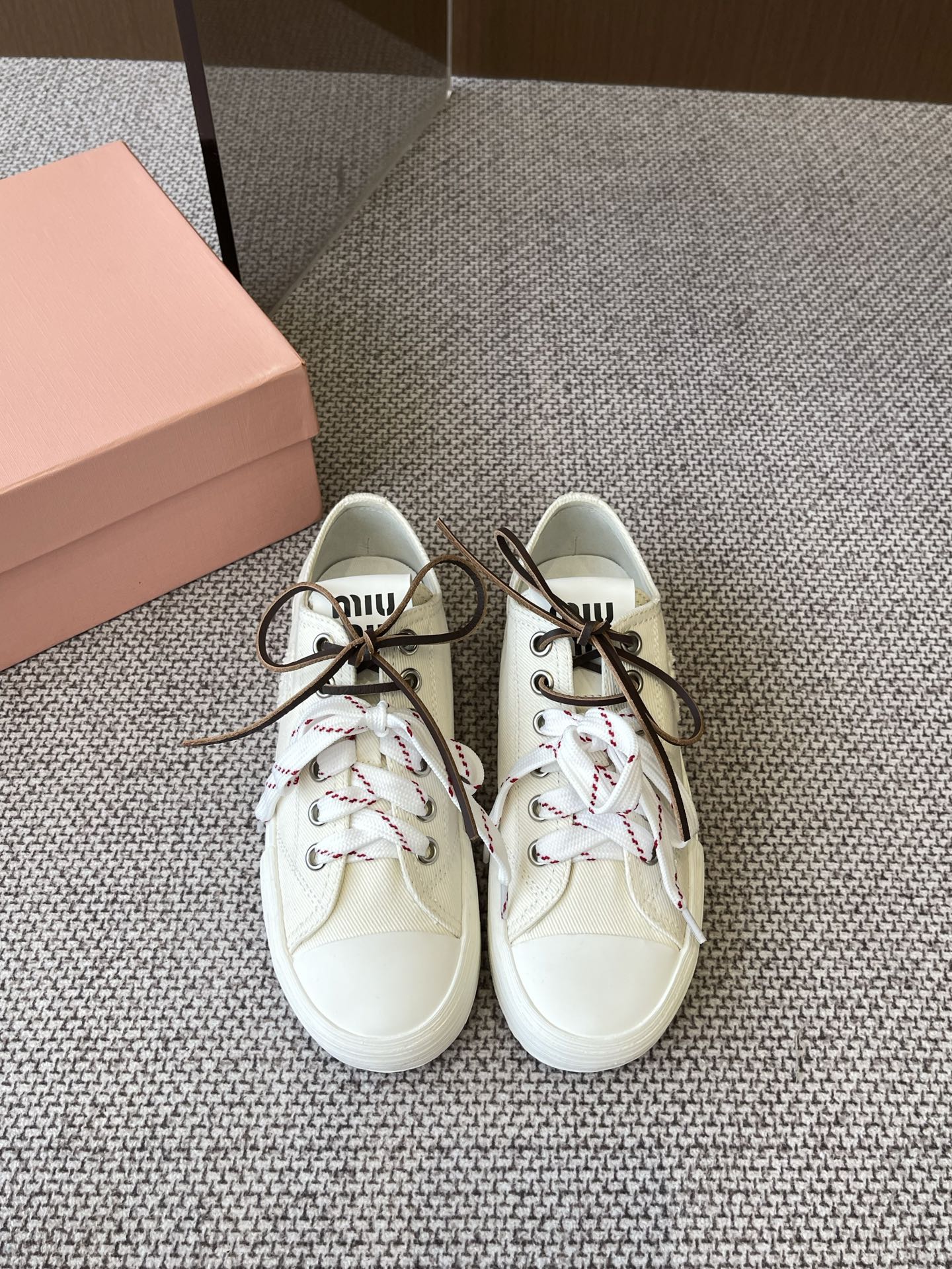 NO:264318,MiuMiu's latest American retro style, pair of shoelaces, a must-have cloth shoes~ Simple and high-end, it is very comfortable to match with your feet, and it is a must-have for the year!  The latest spring and summer catwalk cloth shoes are a series of small red book grass plantings that domestic and foreign bloggers have browsed. The retro and fashionable footwear is beautiful and has a simple sports shoe design. The recognizable shoe tongue creates a Buddhist sweet casual style~~ The aura of the foot is very casually matched with original custom canvas materials, logo electric embroidery craft material, original mold opening sole size 35-40, casual shoes/sports shoes, miumiu, sneakers19860909MiuMiu缪缪最新款美式复古风 双鞋带 布鞋不得不入的一款～简约高级 随意搭配上脚非常舒适 年度必入！春夏最新走秀款布鞋国内外博主刷爆的一款小红书种草系列 复古又时髦上脚美炸了简约的运动板鞋设计 极具辨识度的鞋舌 打造佛系甜美的休闲风~~上脚气场十足随意搭配原版定制帆布材料 logo电绣工艺材质,原版开模大底 码数35-40,休闲鞋/运动鞋,miumiu,sneakers,Women's Shoes