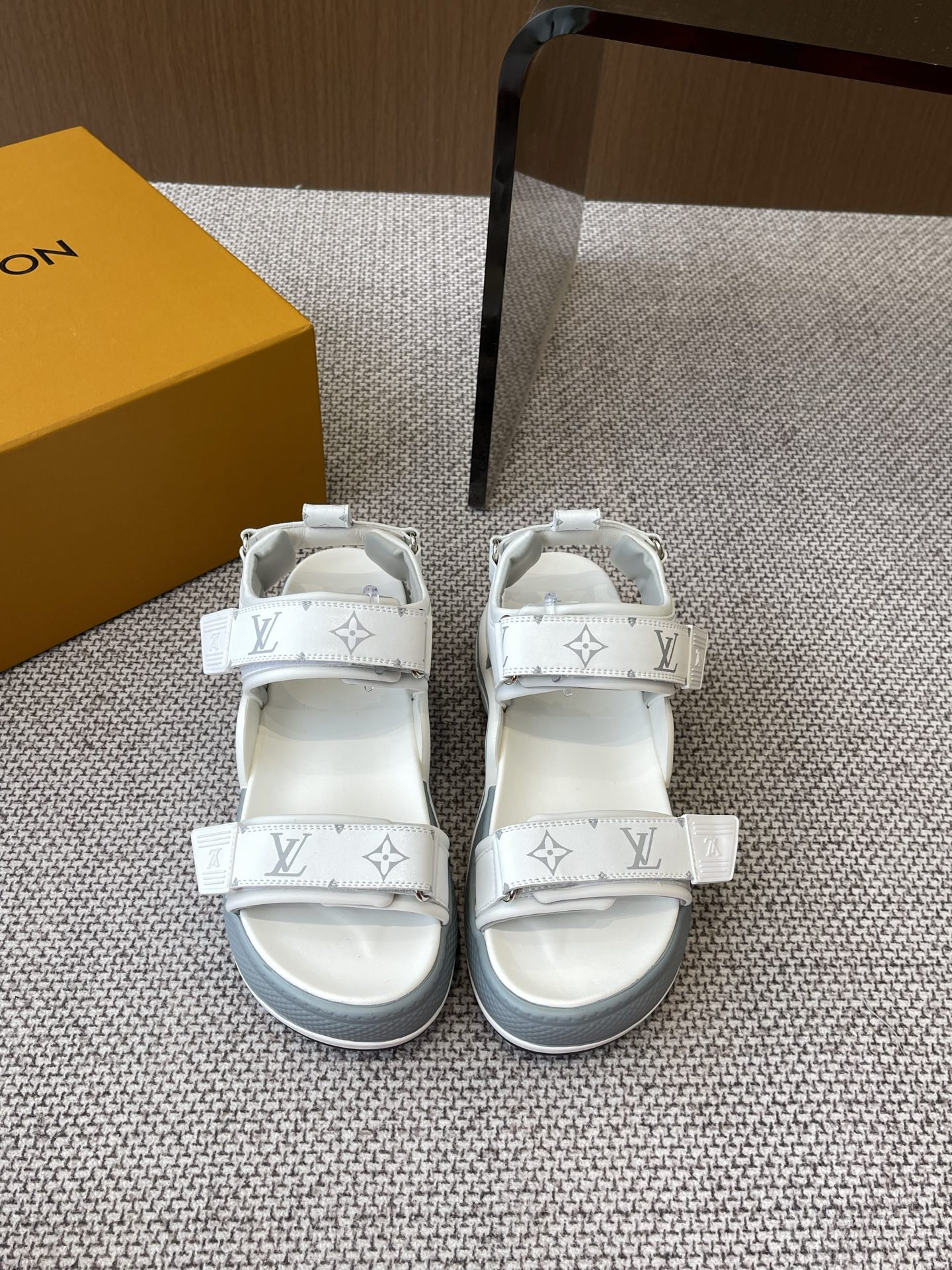 NO:264314,Louis Vuitton Spring and summer sandals, heightening and slimming, super cool on the feet, especially versatile, instantly fashionable, at least 5cm tall, upper top layer cowhide, imported lycra, size 35-40 (customized for 40), sandals, louis vuitton, louis vuitton, sandals, cowhide, socks19860909Louis Vuitton 路易威登 春夏凉鞋 增高又显瘦 上脚超酷 特别百搭 搭配袜子秒变时髦精 至少增高5cm 鞋面头层牛皮 内里进口莱卡 码数35-40（40定做）,凉鞋,louis vuitton,louis vuitton,sandals,cowhide,socks,Women's Shoes