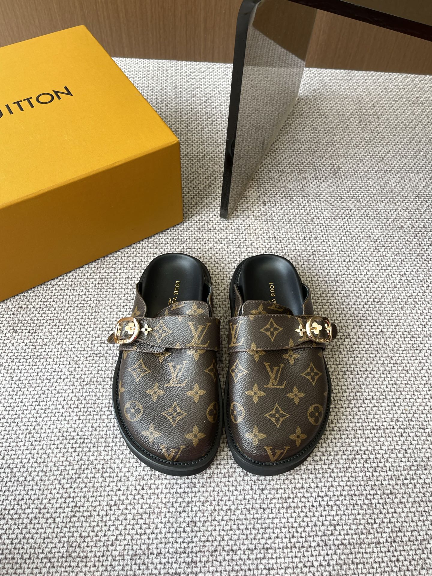 NO:264310,Louis Vuitton Water table slippers Half bag drag L's 25ss new Birken fleece slippers New product Classic monogram outsole foam material Thickened sole table comfort full score full score inner sheepskin size 35-45, semi-drag, louis vuitton, louis vuitton, louis vuitton, louis vuitton, slippers, sheepskin19860909Louis Vuitton 路易威登 水台拖鞋 半包拖 L家25ss新款勃肯毛拖鞋 新品 经典monogram 大底发泡材质 加厚底台舒适度满分增高效果满分 内里羊皮 码数35-45,半拖,louis vuitton,louis vuitton,louis vuitton,slippers,sheepskin,Women's Shoes