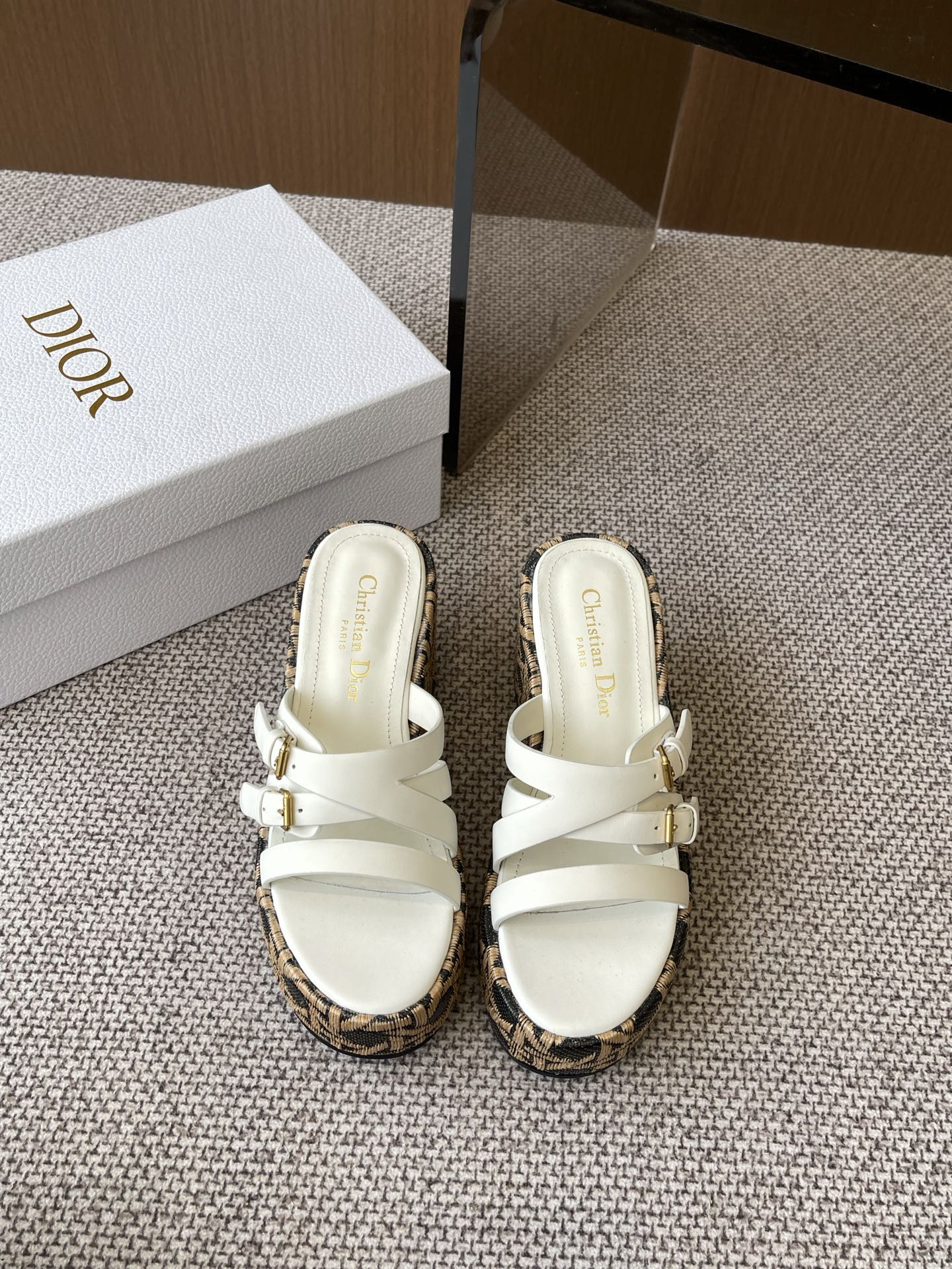 NO:264317,Dior 25ss Spring and Summer New D-Attitude Wedge Sandals Cross-buckle Waterproof Platform Slippers This Attitude Dior Wedge Sandals draws inspiration from the retro logo to highlight the modern style Cowhide leather upper with 9 cm wedge and 3 cm beige Graphic rattan plaid pattern embroidered thick sole The back is decorated with a gold-finished metal CD logo. It can be matched with various styles of this season to show elegance. Upper cowhide (Dior Dior letter hardware buckle) Inner cowhide Original open mold rubber outsole (original open mold electric embroidered wedge) Heel height 9cm waterproof platform 3cm Size 35-40 (40 41 custom made), high heels slippers, dior, high heels, slippers, cowhide19860909Dior 迪奥25ss春夏新款D-Attitude 坡跟凉拖鞋交叉扣带防水台拖鞋 这款 Attitude Dior坡跟凉拖 从复古标识汲取灵感 彰显现代风格 牛皮革鞋面 搭配9厘米坡跟和 3 厘米米色Graphic藤格纹图案刺绣厚底 后侧饰以金色饰面金属CD标志 可与本季各式造型搭配 彰显优雅风范 鞋面牛皮（开模Dior字母五金扣） 内里牛皮 原版开模橡胶大底（原版开模电绣坡跟） 跟高9cm 防水台3cm 码数35-40（40 41定做）,高跟鞋拖鞋,dior,dior,high heels,slippers,cowhide,Women's Shoes