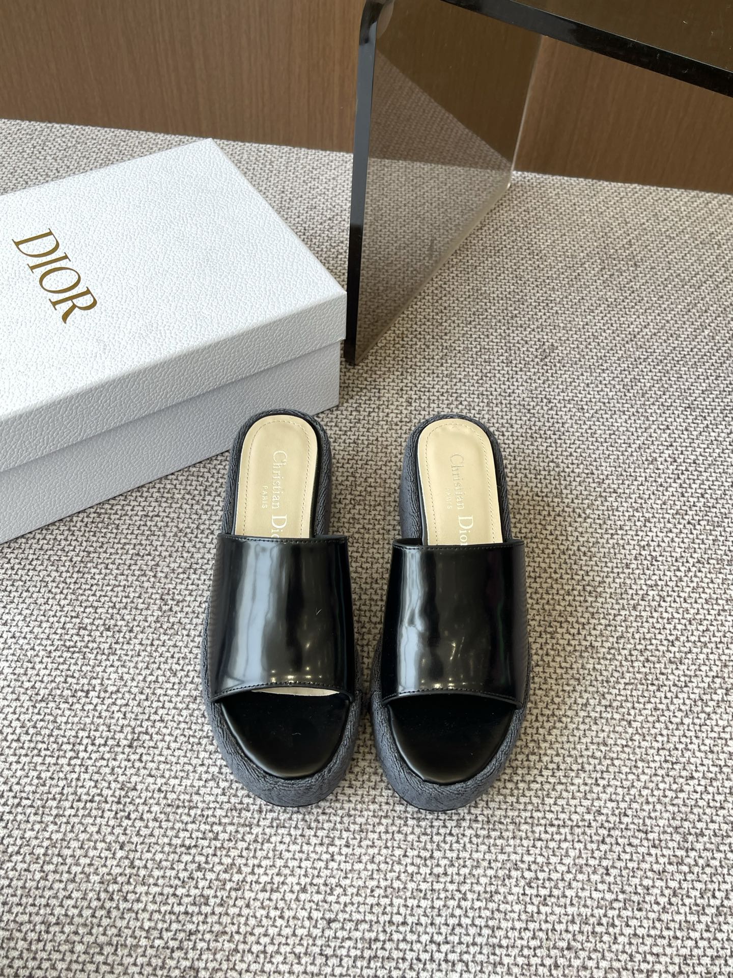 NO:264315,Dior 25ss Spring and Summer New D-Attitude Wedge Sandals Waterproof Platform Slippers This Attitude Dior wedge sandals draws inspiration from the retro logo to highlight the modern style Cowhide leather upper with 9 cm wedge and 3 cm beige Graphic rattan plaid pattern embroidered thick sole The back is decorated with a gold-finished metal CD logo. It can be matched with various styles of this season to show elegance. Upper cowhide inner cowhide original open mold rubber outsole (original open mold electric embroidered wedge) Heel height 9cm waterproof platform 3cm Size 35-40 (40 41 custom made), high heels slippers, dior, dior, high heels, slippers, cowhide19860909Dior 迪奥25ss春夏新款D-Attitude 坡跟凉拖鞋 防水台拖鞋 这款 Attitude Dior坡跟凉拖 从复古标识汲取灵感 彰显现代风格 牛皮革鞋面 搭配9厘米坡跟和 3 厘米米色Graphic藤格纹图案刺绣厚底 后侧饰以金色饰面金属CD标志 可与本季各式造型搭配 彰显优雅风范 鞋面牛皮 内里牛皮 原版开模橡胶大底（原版开模电绣坡跟） 跟高9cm 防水台3cm 码数35-40（40 41定做）,高跟鞋拖鞋,dior,dior,high heels,slippers,cowhide,Women's Shoes