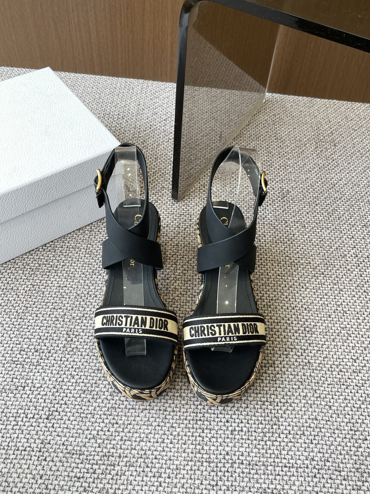 NO:264313,Dior Spring and Summer Show new 2025 wedge sandals Dior Spring and Summer Show new iviera Dway cross-belt high heels women's shoes Classic Dior letter logo three-dimensional embroidered open-toed sandals Celebrity same thick heel round toe thick sole shoes Block heel 7 cm water table 2.5 cm upper Cowhide (Dior letter hardware buckle) Inner cowhide foot pad Original open-model genuine leather sole (Original open-model electric embroidered wedge) Size 35-41 (40 41 custom made), sandals, dior, dior, sandals, cowhide, Leather soles19860909Dior迪奥 春夏走秀新款2025 坡跟凉鞋 迪奥 Dior 春夏走秀新款 iviera Dway 交叉带高跟女鞋 经典迪奥字母logo立体刺绣露趾凉鞋 明星同款粗跟圆头厚底鞋 块状鞋跟7厘米水台2.5厘米鞋面 牛皮（开模Dior字母五金扣） 内里牛皮垫脚 原版开模真皮大底（原版开模电绣坡跟） 码数35-41（40 41定做）,凉鞋,dior,dior,sandals,cowhide,Leather soles,Women's Shoes