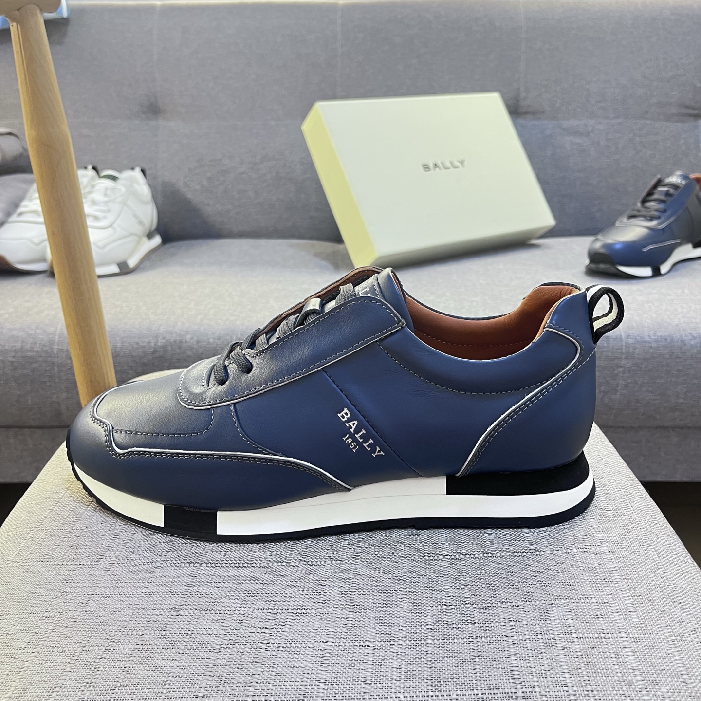 NO:349114,Bally/Bally RAISE Men's new leather casual sneakers This sneaker uses imported calfskin uppers with contrasting embroidery and leather line elements. The outer side is decorated with an embroidered shield badge, the tongue and heel are decorated with logo letters, fabric logo cowhide feet mats, cowhide inner lining, very personalized and highly recognizable. It is matched with a classic light rubber outsole, interpreting the brand's characteristics everywhere, and the feet are breathable and comfortable. With packaging!  size39-44 (38/45 customization),,bally,sneakers,cowhide19860909Bally/巴利 RAISE男士新款皮革休闲运动鞋这款运动鞋采用进口小牛皮鞋面融入撞色刺绣和皮革线条元素,外侧饰有刺绣盾牌徽章, 鞋舌及后跟饰以logo字母标识, 织物徽标牛皮脚垫,牛皮内里, 个性化十足,辨识度极高, 搭配经典轻盈橡胶大底,处处诠释品牌特色, 上脚透气舒适.配包装！ size39-44(38/45定制),,bally,sneakers,cowhide,Men's shoes