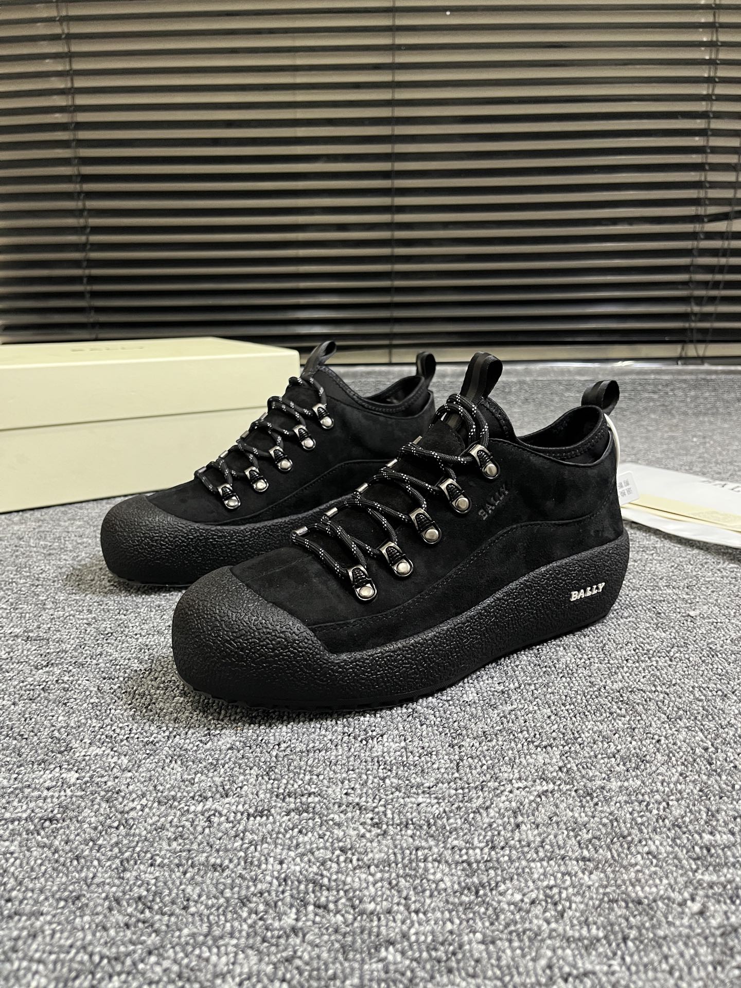 NO:639930,BALLY/Bally men's new leather high-bond men's shoes. These sports shoes are made of imported calfskin, with anti-slip outsole. Special craftsmanship blends modern flavor into the timeless design. The inner foot pads are all cowhide, which is comfortable on the feet and fashionable!  Comes with original box packaging!  Size39-44 (38.45. Customized),, bally, sneakers, cowhide19860909BALLY/巴利 男士新款皮革高邦男鞋 这款运动鞋采用进口小牛皮制成,搭配防滑大底 特殊工艺 在永恒的设计中融入现代气息.内里垫脚都是牛皮,上脚舒适,时尚洋气！配原盒包装！ Size39-44（38.45.定做）,,bally,sneakers,cowhide,Men's shoes