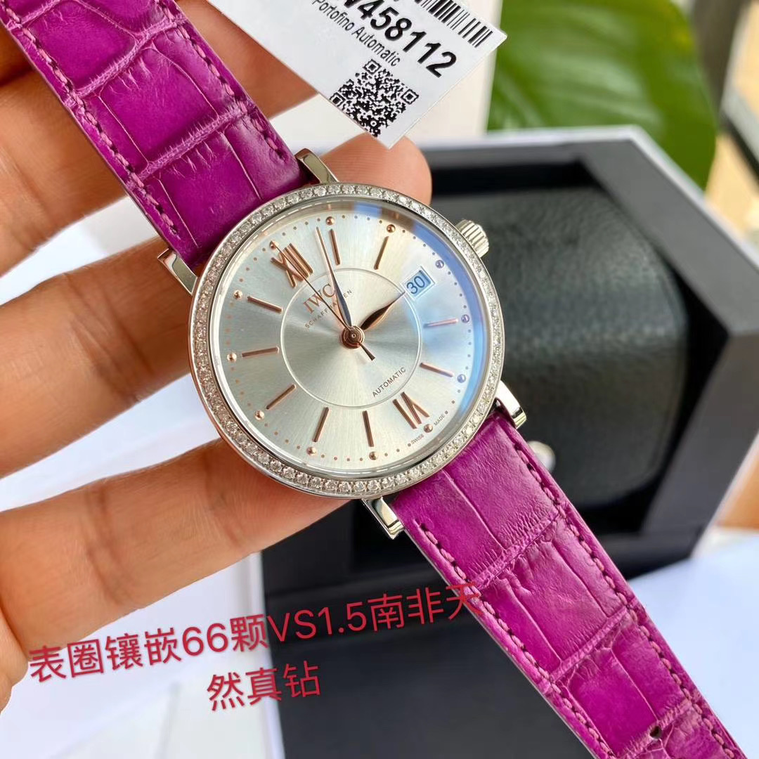 批💰6500。有一种美,独立却不霸道,美丽却不傲娇,颇有大家风范。这样的女人心里有诚、有爱、有勇,也有情!事业上,她们有自己的宏图,一路前行,勇敢担当。生活上,她们温暖待人,坦然自若,如沐春风。时间对于她们,从来都不是敌人,而是赋予更有质感的成色和品味。一个眼神,一个动作,有情天地间,都已丰沛充盈。你遇见过这样的女人吗,你爱上过这样的女人吗,还是,你自己就是这种女人。今天这款IWC万国表,以至美之选致敬无畏的你。经典IWC波涛菲诺系列,型号IW458112,37mm表径,66颗vs1.4天然真钻,大紫色Santoni鳄鱼皮表带,紫气东来,时尚富贵!Sw300自动上链机芯,42小时动力储备,防眩目蓝宝石玻璃,原包装,三码合一!高端硬货!独家渠道!