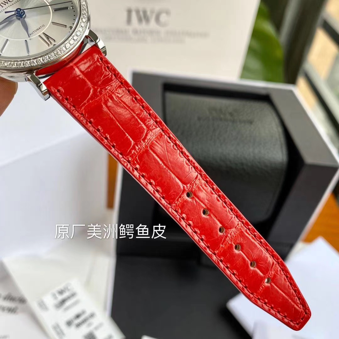 批💰6500。有一种美，独立却不霸道，美丽却不傲娇，颇有大家风范。这样的女人心里有诚、有爱、有勇，也有情！事业上，她们有自己的宏图，一路前行，勇敢担当。生活上，她们温暖待人，坦然自若，如沐春风。时间对于她们，从来都不是敌人，而是赋予更有质感的成色和品味。一个眼神，一个动作，有情天地间，都已丰沛充盈。你遇见过这样的女人吗，你爱上过这样的女人吗，还是，你自己就是这种女人。今天这款IWC万国表，以至美之选致敬无畏的你。经典IWC波涛菲诺系列，型号IW458112，37mm表径，66颗vs1.4天然真钻，大红色Santoni鳄鱼皮表带，紫气东来，时尚富贵！Sw300自动上链机芯，42小时动力储备，防眩目蓝宝石玻璃，原包装，三码合一！高端硬货！独家渠道！