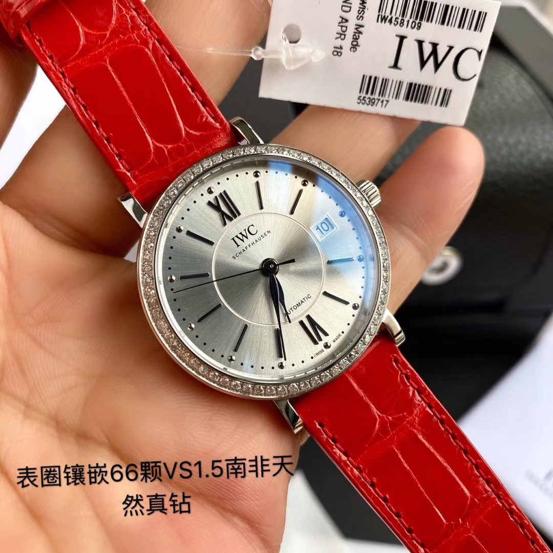 批💰6500。有一种美，独立却不霸道，美丽却不傲娇，颇有大家风范。这样的女人心里有诚、有爱、有勇，也有情！事业上，她们有自己的宏图，一路前行，勇敢担当。生活上，她们温暖待人，坦然自若，如沐春风。时间对于她们，从来都不是敌人，而是赋予更有质感的成色和品味。一个眼神，一个动作，有情天地间，都已丰沛充盈。你遇见过这样的女人吗，你爱上过这样的女人吗，还是，你自己就是这种女人。今天这款IWC万国表，以至美之选致敬无畏的你。经典IWC波涛菲诺系列，型号IW458112，37mm表径，66颗vs1.4天然真钻，大红色Santoni鳄鱼皮表带，紫气东来，时尚富贵！Sw300自动上链机芯，42小时动力储备，防眩目蓝宝石玻璃，原包装，三码合一！高端硬货！独家渠道！