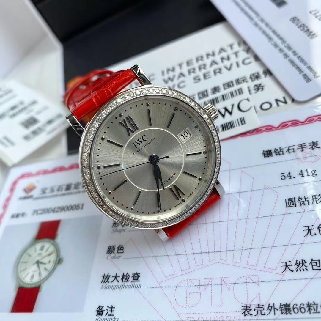 批💰6500。有一种美，独立却不霸道，美丽却不傲娇，颇有大家风范。这样的女人心里有诚、有爱、有勇，也有情！事业上，她们有自己的宏图，一路前行，勇敢担当。生活上，她们温暖待人，坦然自若，如沐春风。时间对于她们，从来都不是敌人，而是赋予更有质感的成色和品味。一个眼神，一个动作，有情天地间，都已丰沛充盈。你遇见过这样的女人吗，你爱上过这样的女人吗，还是，你自己就是这种女人。今天这款IWC万国表，以至美之选致敬无畏的你。经典IWC波涛菲诺系列，型号IW458112，37mm表径，66颗vs1.4天然真钻，大红色Santoni鳄鱼皮表带，紫气东来，时尚富贵！Sw300自动上链机芯，42小时动力储备，防眩目蓝宝石玻璃，原包装，三码合一！高端硬货！独家渠道！
