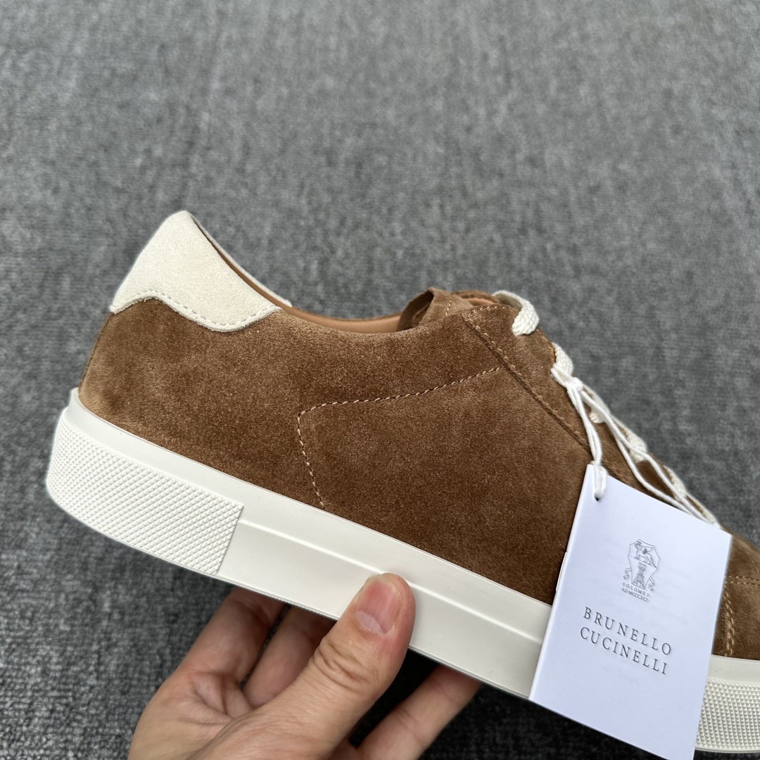 NO:349780,【Real Price】BC-Brunello Cucinelli2025ss new lace-up men's casual sports shoes, four colors arrive. This BC upper is made of custom suede imported from Italy, with three-dimensional and skin-friendly feel, smooth and simple lines, the tongue brand logo + heel three-dimensional printing design, the texture of the whole pair of shoes is more prominent, fashionable and luxurious but not ostentatious, the inner benzene dyed calfskin is matched with the brand's special fabric, Pu insole and fabric are integrated, without fading, breathable and comfortable, rubber anti-slip wear-resistant two-color outsole, the texture is overwhelming, the classic style is never out of date, versatile and comfortable on the feet, you deserve it, size 39-44 (45 can be customized, brunello cucinelli, cowhide, chamois leather19860909【实价】BC-Brunello Cucinelli2025ss新款系带男士休闲运动板鞋,四色到货 此款BC鞋面采用意大利进口订制麂皮,立体感和亲肤感十足,线条顺畅简约,鞋舌品牌Logo+后跟立体印刷设计,整双鞋子的质感更加凸显,时尚奢华不张扬,内里苯染小牛皮搭配品牌专用布料,Pu鞋垫和布料一体成型,不掉色,透气舒适不闷脚,橡胶防滑耐磨双色大底,质感爆棚,经典版型,永不过时,上脚百搭还舒适,您值得拥有, 尺码39-44（45可订制,,brunello cucinelli,cowhide,chamois leather,Men's shoes