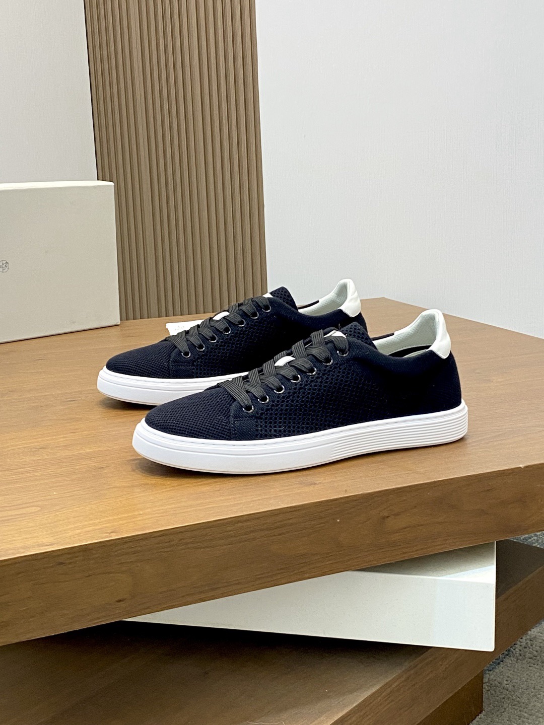 NO:349672,[Real Price] BC - New Brunello Cucinelli Spring and Summer Lace-up Casual Sports Men's Shoes BC from Italy The world's top luxury brand is breathable and woven cashmere face, the upper is high-temperature fused T, unique design, simple and unique, the shoe mouth is elastic and super elastic and integrated cloth + universal needle car embellishment, the inner lining is white benzene dyed special calfskin + 0.5mm round punching design, the foot cushion is high and elastic and foam is opposite to the cow lining, comfortable and breathable, not stuffy on the feet, T+out sole is integrated, size: 39-44 (45 min customization, brunello cucinelli, cowhide19860909【实价】BC—新品Brunello Cucinelli春夏系带休闲运动男鞋 BC来自意大利的世界顶级奢侈品牌 鞋面透气飞织羊绒面 鞋面高温熔断T 独特设计 简约不失个性 鞋口松紧超弹佳集布+万能针车点缀 内里是本白色苯染专用小牛皮+0.5mm圆形冲孔设计 脚垫高弹发泡与牛里对贴 上脚舒服透气不闷脚 T+大底一体成型 码数:39-44（45丁订制,,brunello cucinelli,cowhide,Men's shoes