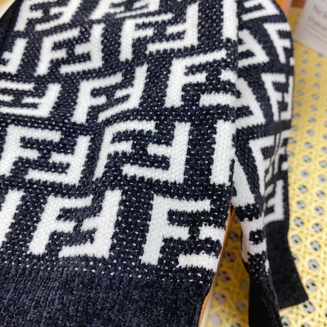 Fashion Forward: Kids’ Knit Shirts and Sweaters in V-Color Design, Classic Black and White Matching - 图片 7