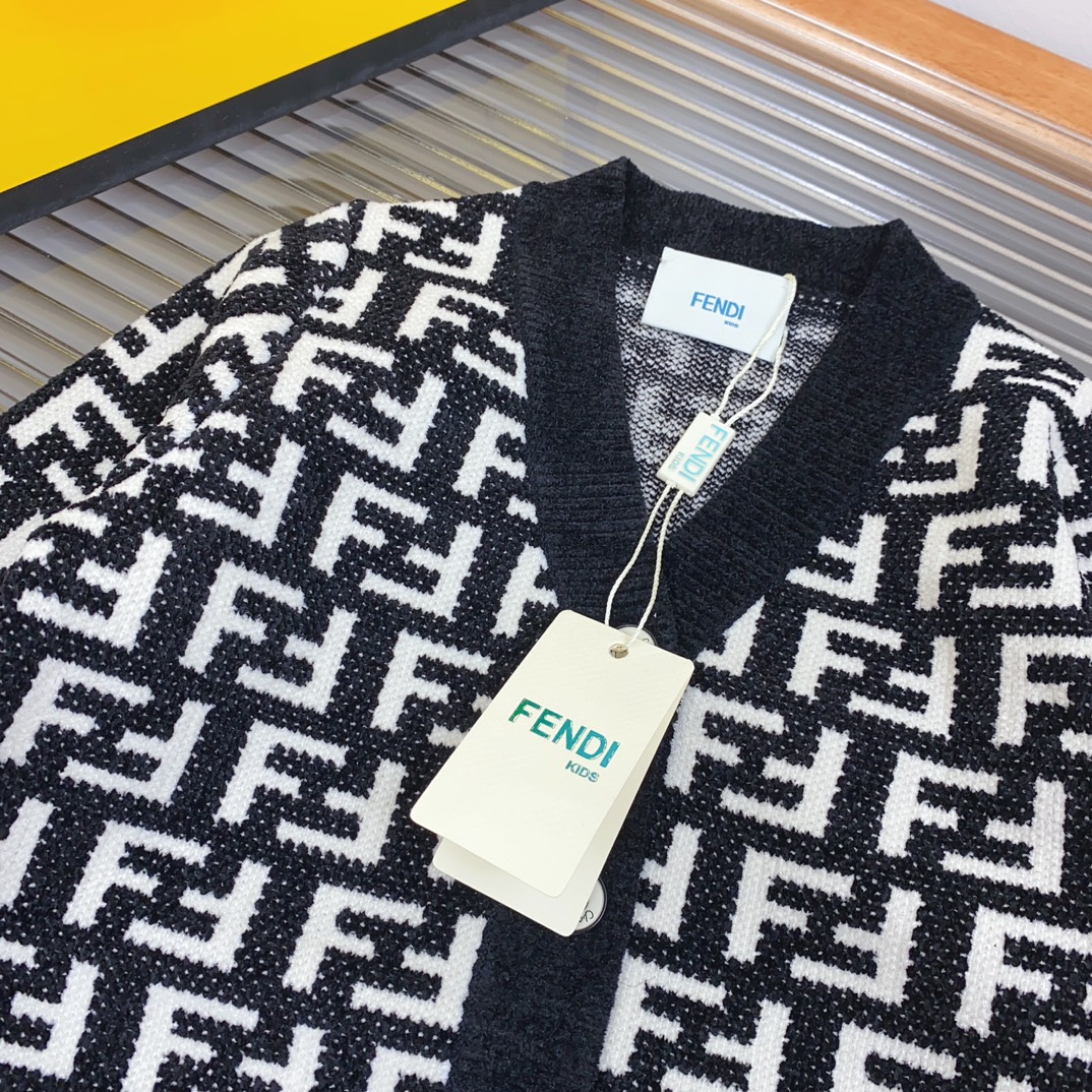Fashion Forward: Kids’ Knit Shirts and Sweaters in V-Color Design, Classic Black and White Matching - 图片 6