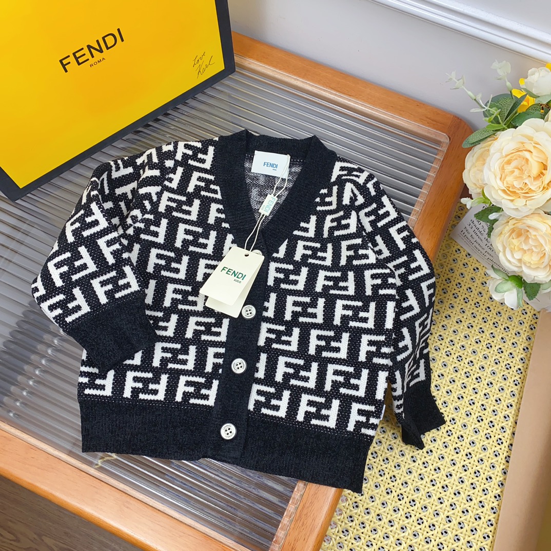 Fashion Forward: Kids’ Knit Shirts and Sweaters in V-Color Design, Classic Black and White Matching - 图片 3
