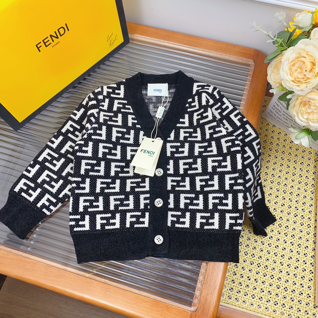 Fashion Forward: Kids’ Knit Shirts and Sweaters in V-Color Design, Classic Black and White Matching - 图片 2