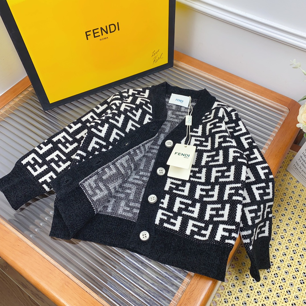 Fashion Forward: Kids’ Knit Shirts and Sweaters in V-Color Design, Classic Black and White Matching - 图片 5