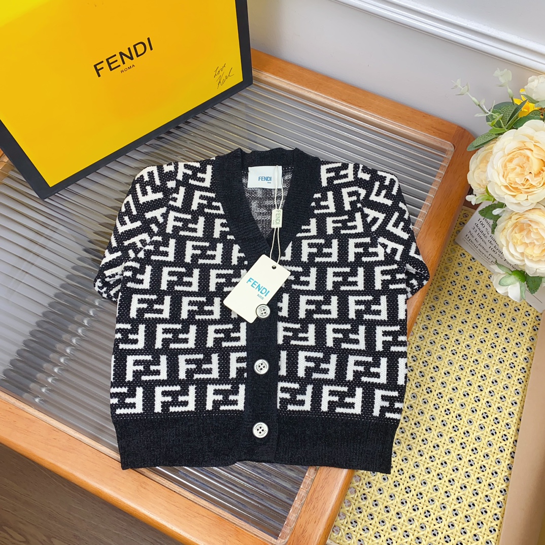 Fashion Forward: Kids’ Knit Shirts and Sweaters in V-Color Design, Classic Black and White Matching - 图片 4