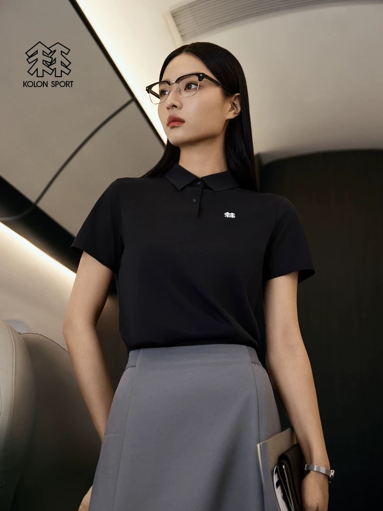 模特+细节💰120,专柜新款现货可隆多功能防晒透气休闲商务短袖POLO衫无痕翻领T恤!面料绝对市场独有 2025年可隆新款SECO空气POLO系列 吸湿排汗功能那更加必须!面料亲肤舒爽,不粘身不黏腻!排汗吸湿!采用了小翻领+门襟排扣的设计,隽永又儒雅,运动且商务!高温热烫印的工艺加持,LOGO胶标不易脱落!既有严谨的精英范,又有利落阳光的运动感!轻薄透气抗皱免烫,适宜春夏穿着的一款服饰,采用高品质轻薄面料,搭配透气设计,散热十分出色,带来干爽舒适的夏日上身效果 KOLON SPORT可隆户外速干防晒短袖抗菌POLO衫,选用原厂定制进口面料 增加了50%可回收纱线秉承了吸湿速干、防晒的优秀运动功能性,穿着体感更轻盈舒适同时新增了Polygiene抑菌处理,可有效减少异味与细菌滋生领子采用暗扣设计,干净简洁,易穿脱领口门襟激光镭射贴合工艺,提升细节品质感。 颜色 :黑色/浅灰 尺码 :M-XXL M衣长68胸围100肩宽42建议120斤左右 L衣长70胸围104肩宽44建议140斤左右 XL衣长72胸围108肩宽46建议160斤左右 XXL衣长74胸围112肩宽48建议180斤左右