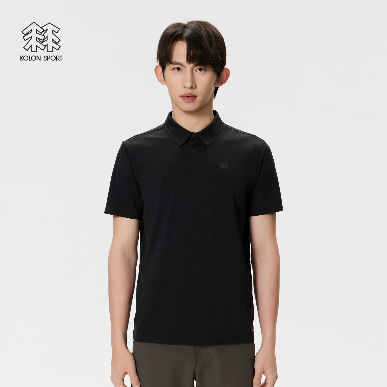 模特+细节💰120,专柜新款现货可隆多功能防晒透气休闲商务短袖POLO衫无痕翻领T恤!面料绝对市场独有 2025年可隆新款SECO空气POLO系列 吸湿排汗功能那更加必须!面料亲肤舒爽,不粘身不黏腻!排汗吸湿!采用了小翻领+门襟排扣的设计,隽永又儒雅,运动且商务!高温热烫印的工艺加持,LOGO胶标不易脱落!既有严谨的精英范,又有利落阳光的运动感!轻薄透气抗皱免烫,适宜春夏穿着的一款服饰,采用高品质轻薄面料,搭配透气设计,散热十分出色,带来干爽舒适的夏日上身效果 KOLON SPORT可隆户外速干防晒短袖抗菌POLO衫,选用原厂定制进口面料 增加了50%可回收纱线秉承了吸湿速干、防晒的优秀运动功能性,穿着体感更轻盈舒适同时新增了Polygiene抑菌处理,可有效减少异味与细菌滋生领子采用暗扣设计,干净简洁,易穿脱领口门襟激光镭射贴合工艺,提升细节品质感。 颜色 :黑色/浅灰 尺码 :M-XXL M衣长68胸围100肩宽42建议120斤左右 L衣长70胸围104肩宽44建议140斤左右 XL衣长72胸围108肩宽46建议160斤左右 XXL衣长74胸围112肩宽48建议180斤左右