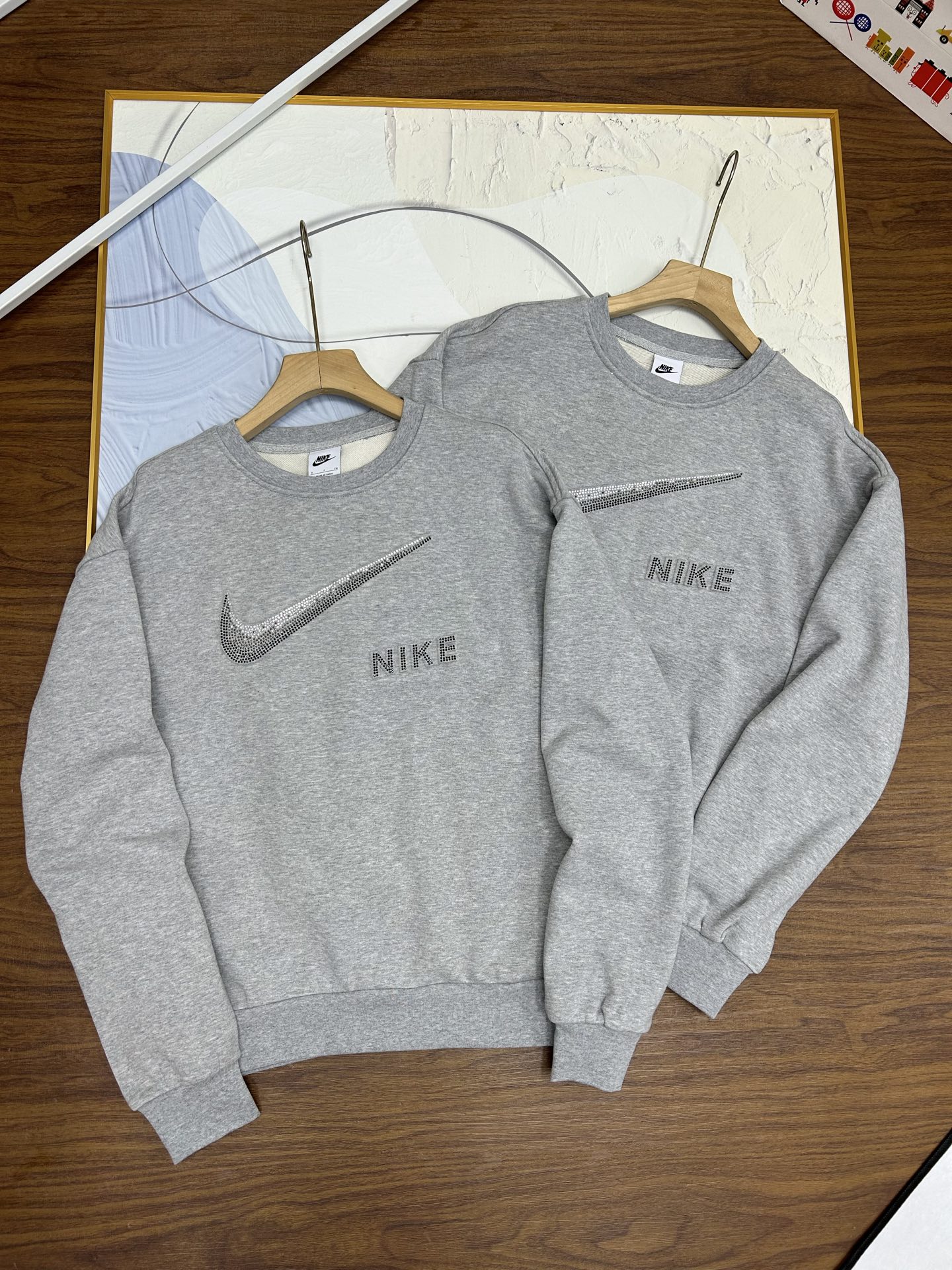 YS，高品质高版本nike耐克年春秋新款情侣男女同款套头圆领卫衣立体烫钻宽松落肩圆领衫Ins运动针织毛圈休闲上衣简直就是今年最好看的卫衣啦 原版原标，高品质！渐变星空烫钻不是谁的nk卫衣都能像我一样闪闪发光!认准钢印立体对版版本哦，烫钻的耐克卫衣加立体的钻标！市场上最高级版本！ 灰色超级好搭配 ，下半身无论穿裙子还是短裤还是牛仔裤，还是各种裤子，都显得格外有气质！随便对比任意搭配都很好看，NK星空灰 聚光灯下的美，灰色超级好搭配 凹造型必备！男女情侣款！\n颜色：灰色\n尺码：S-XL\n尺码表\nS衣长胸围肩宽建议斤左右\nM衣长胸围肩宽建议斤左右\nL衣长胸围????????????肩宽建议斤左右\nXL衣长胸围肩宽建议斤左右