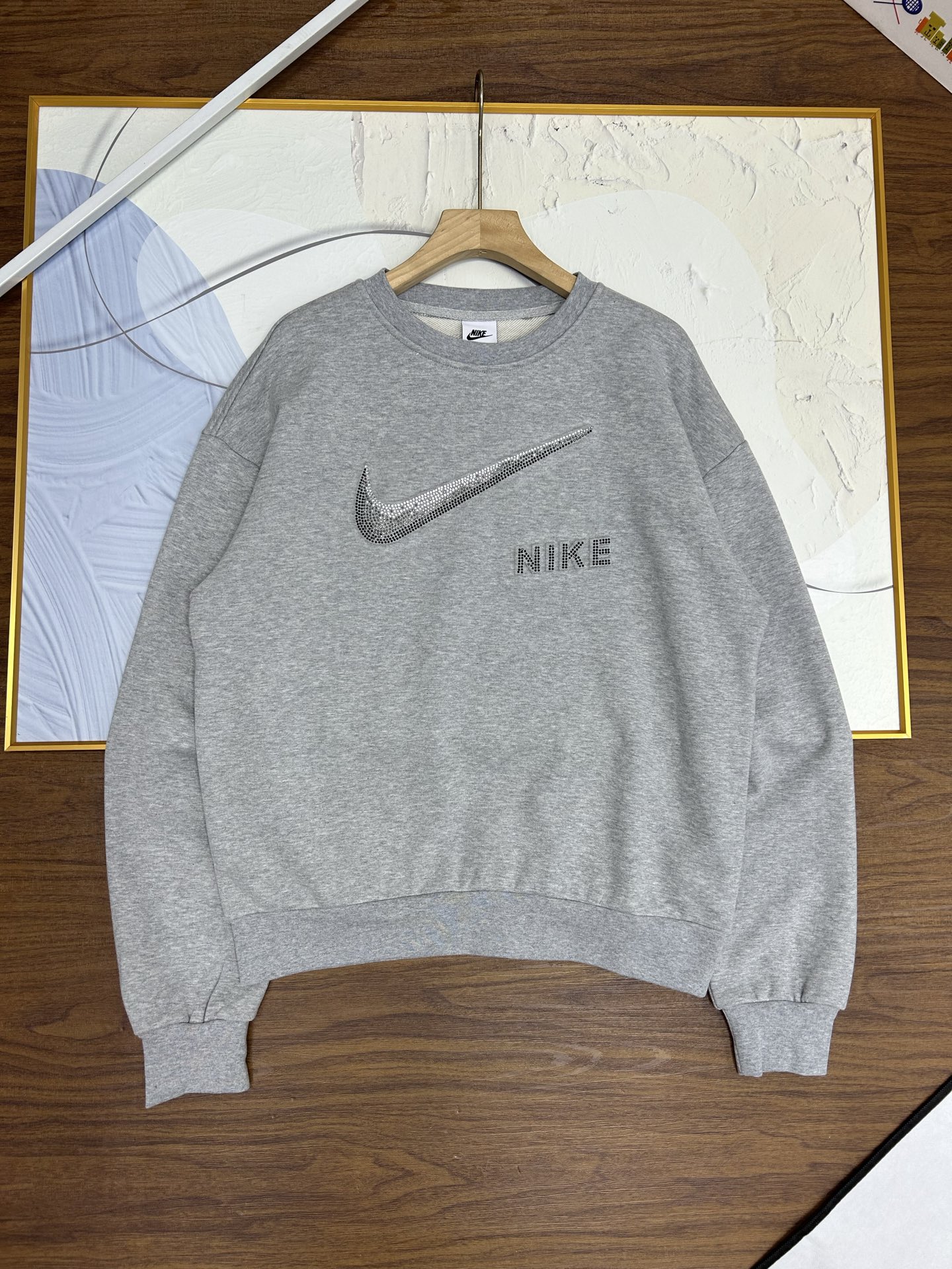 YS，高品质高版本nike耐克年春秋新款情侣男女同款套头圆领卫衣立体烫钻宽松落肩圆领衫Ins运动针织毛圈休闲上衣简直就是今年最好看的卫衣啦 原版原标，高品质！渐变星空烫钻不是谁的nk卫衣都能像我一样闪闪发光!认准钢印立体对版版本哦，烫钻的耐克卫衣加立体的钻标！市场上最高级版本！ 灰色超级好搭配 ，下半身无论穿裙子还是短裤还是牛仔裤，还是各种裤子，都显得格外有气质！随便对比任意搭配都很好看，NK星空灰 聚光灯下的美，灰色超级好搭配 凹造型必备！男女情侣款！\n颜色：灰色\n尺码：S-XL\n尺码表\nS衣长胸围肩宽建议斤左右\nM衣长胸围肩宽建议斤左右\nL衣长胸围????????????肩宽建议斤左右\nXL衣长胸围肩宽建议斤左右