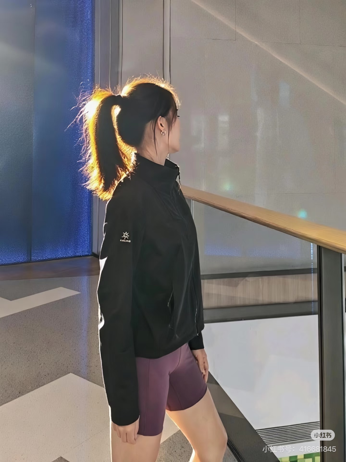 Alternative view of Windbreaker 05422