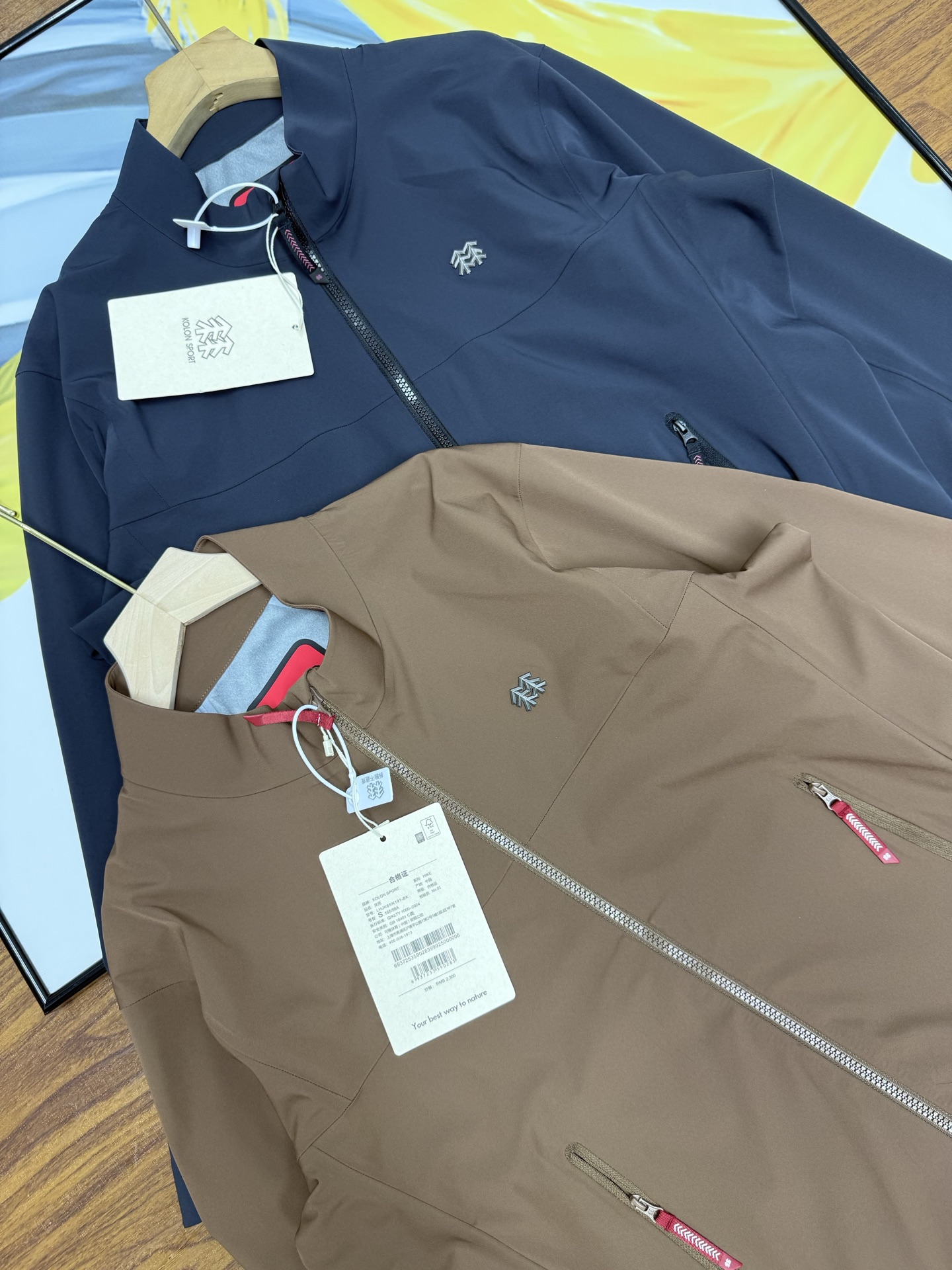 Alternative view of Windbreaker 04422