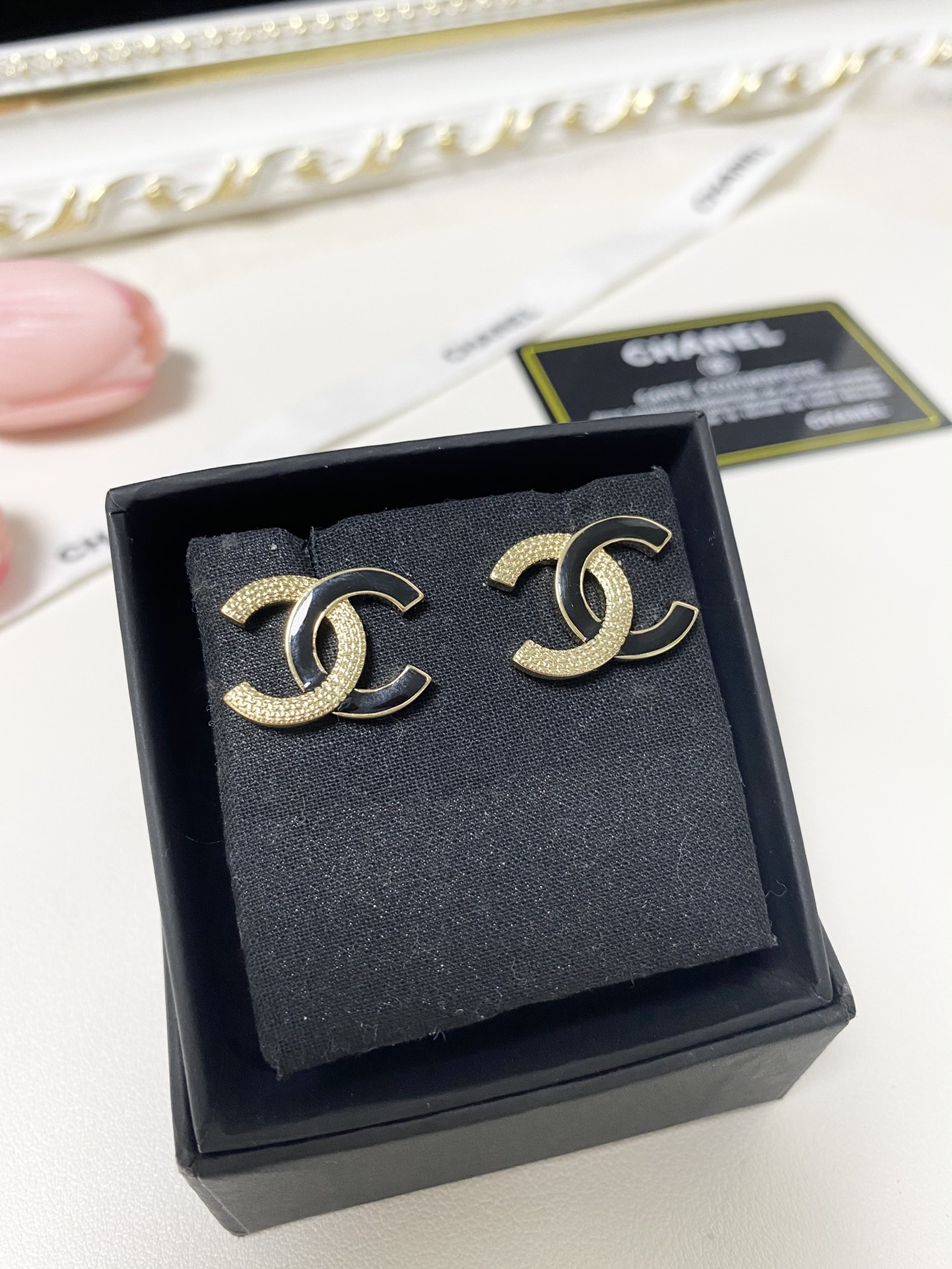 NO:101445,Xiaoxiang new style, enamel, black and gold color combination, double C stud earrings, simple, Chanel stud earrings, chanel19860909小香新款 珐琅 黑金拼色 双C耳钉 简约,香奈儿耳钉,chanel,Jewelry