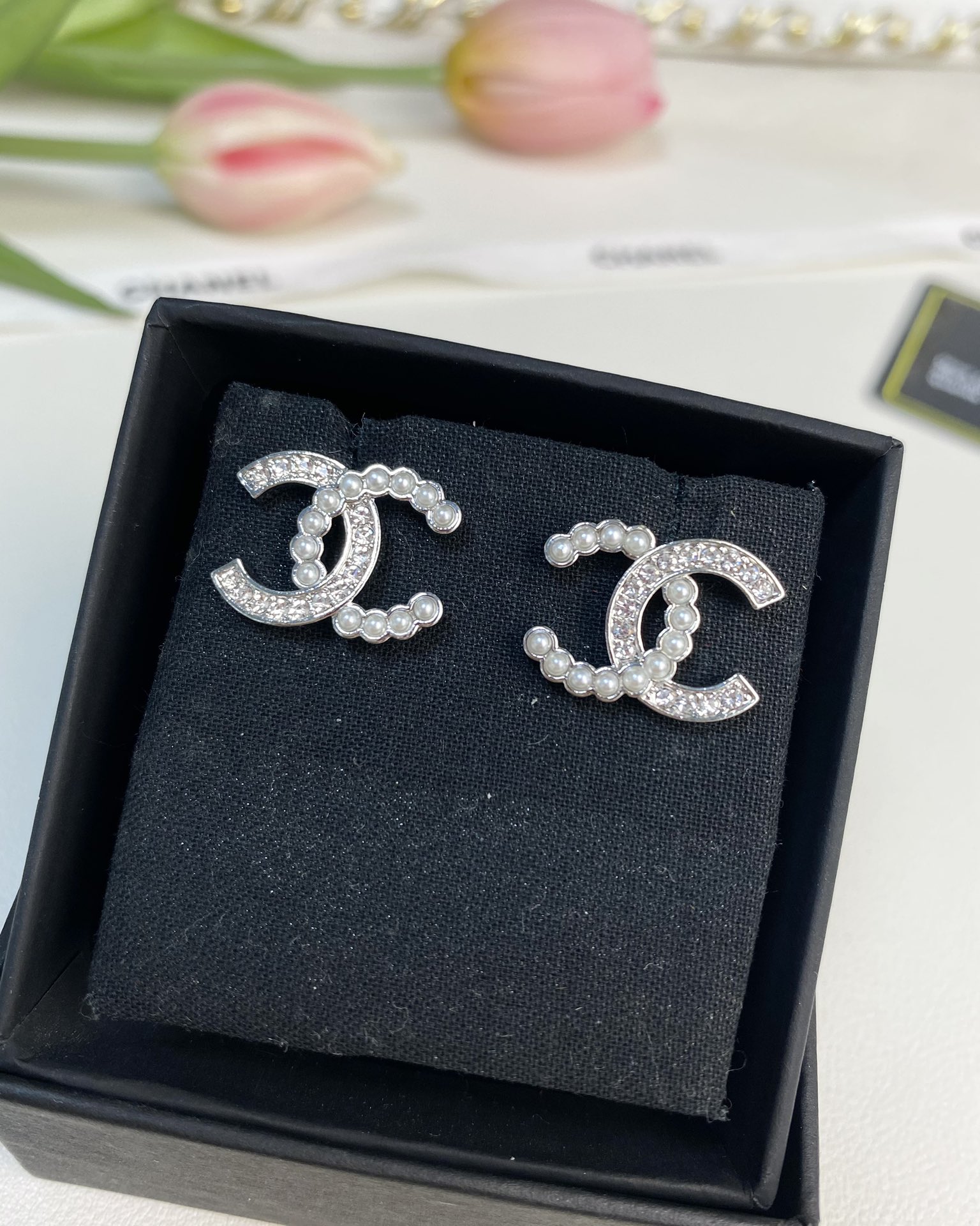 NO:101228,Xiaoxiang new style silver diamonds pearl C letters earrings, Chanel earrings, chanel19860909小香新款 银色镶钻 珍珠C字母 耳钉,香奈儿耳钉,chanel,Jewelry