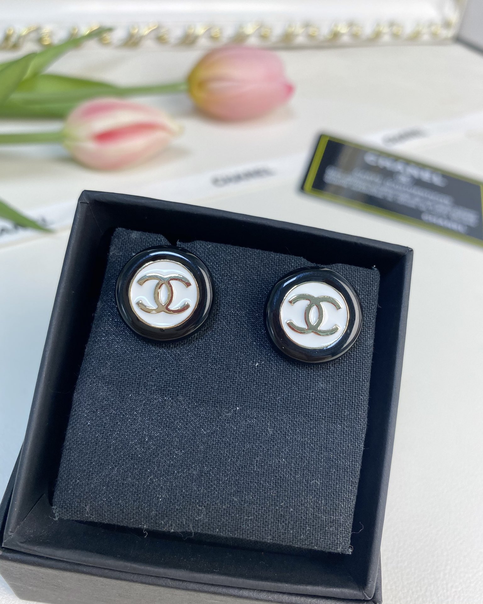 NO:103955,Xiaoxiang new style black and white button round resin earrings earrings, Chanel earrings, chanel earrings19860909小香新款 黑白纽扣圆形 树脂 耳钉 耳环,香奈儿耳钉,chanel,earrings,Jewelry