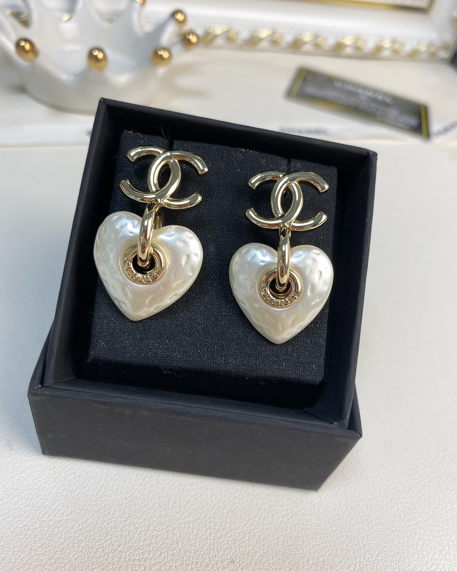 NO:574370,Xiaoxiang's new white peach heart resin earrings, Chanel earrings, chanel, earrings19860909小香新款 白色桃心树脂 耳环,香奈儿耳钉,chanel,earrings,Jewelry