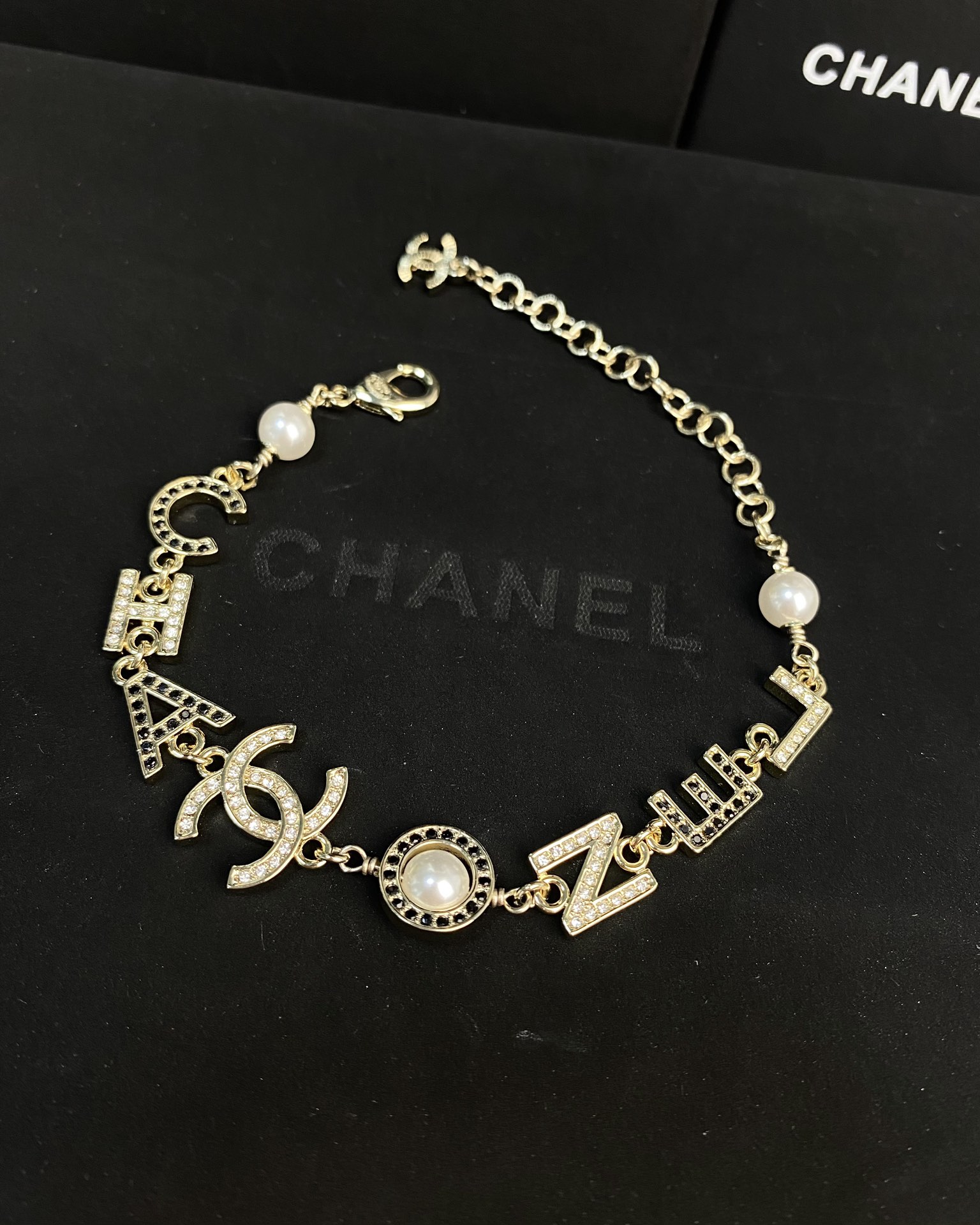 NO:101719,Xiaoxiang new style English letters inlaid with white, black diamond bracelet, Chanel bracelet, chanel, bracelet19860909小香新款 英文字母 镶白 黑 钻 手链,香奈儿手链,chanel,bracelet,Jewelry