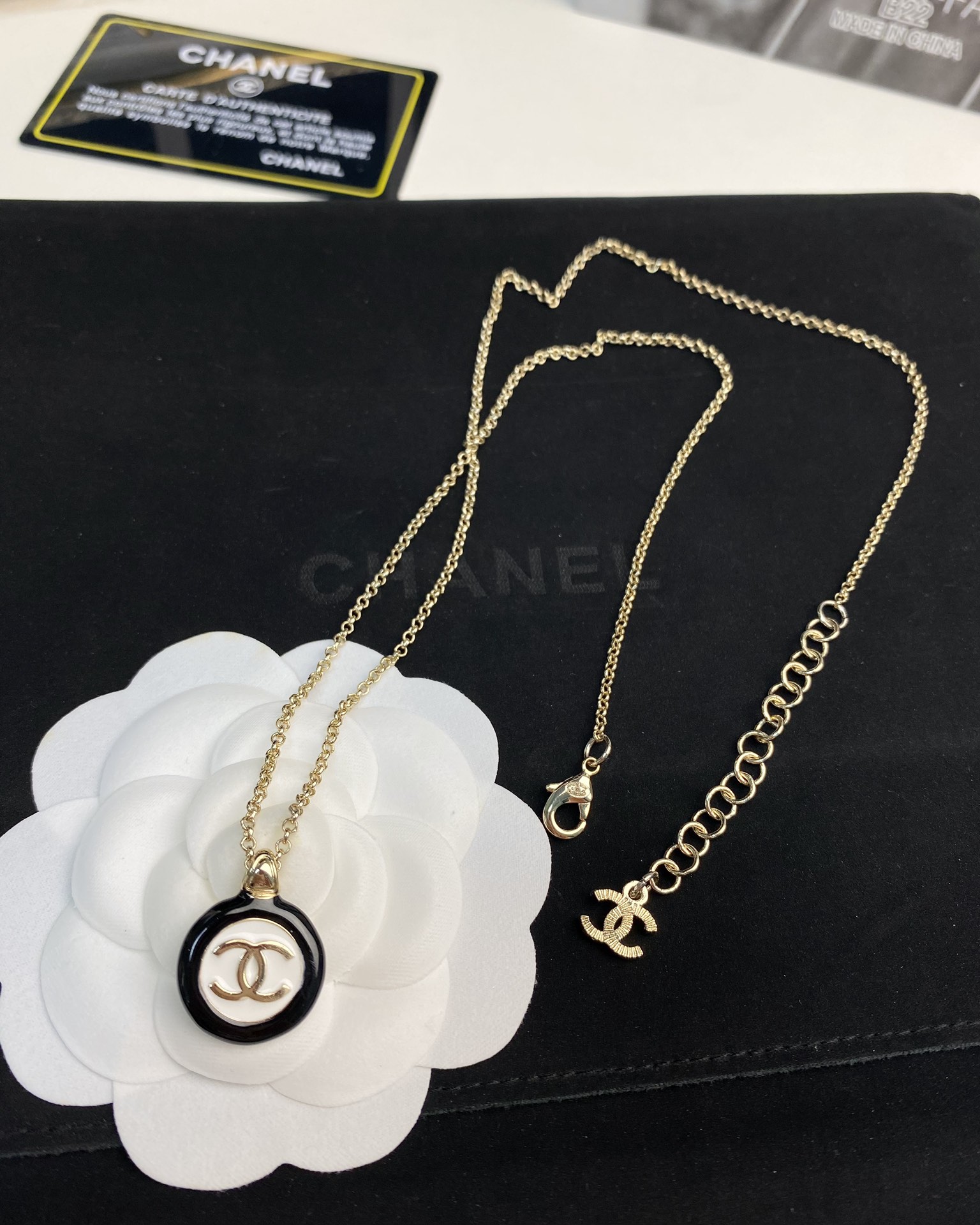 NO:602617,Xiaoxiang's new black and white button round resin double c simple necklace, Chanel necklace, chanel, necklace19860909小香新款 黑白纽扣圆形树脂 双c 简约款 项链,香奈儿项链,chanel,necklace,Jewelry