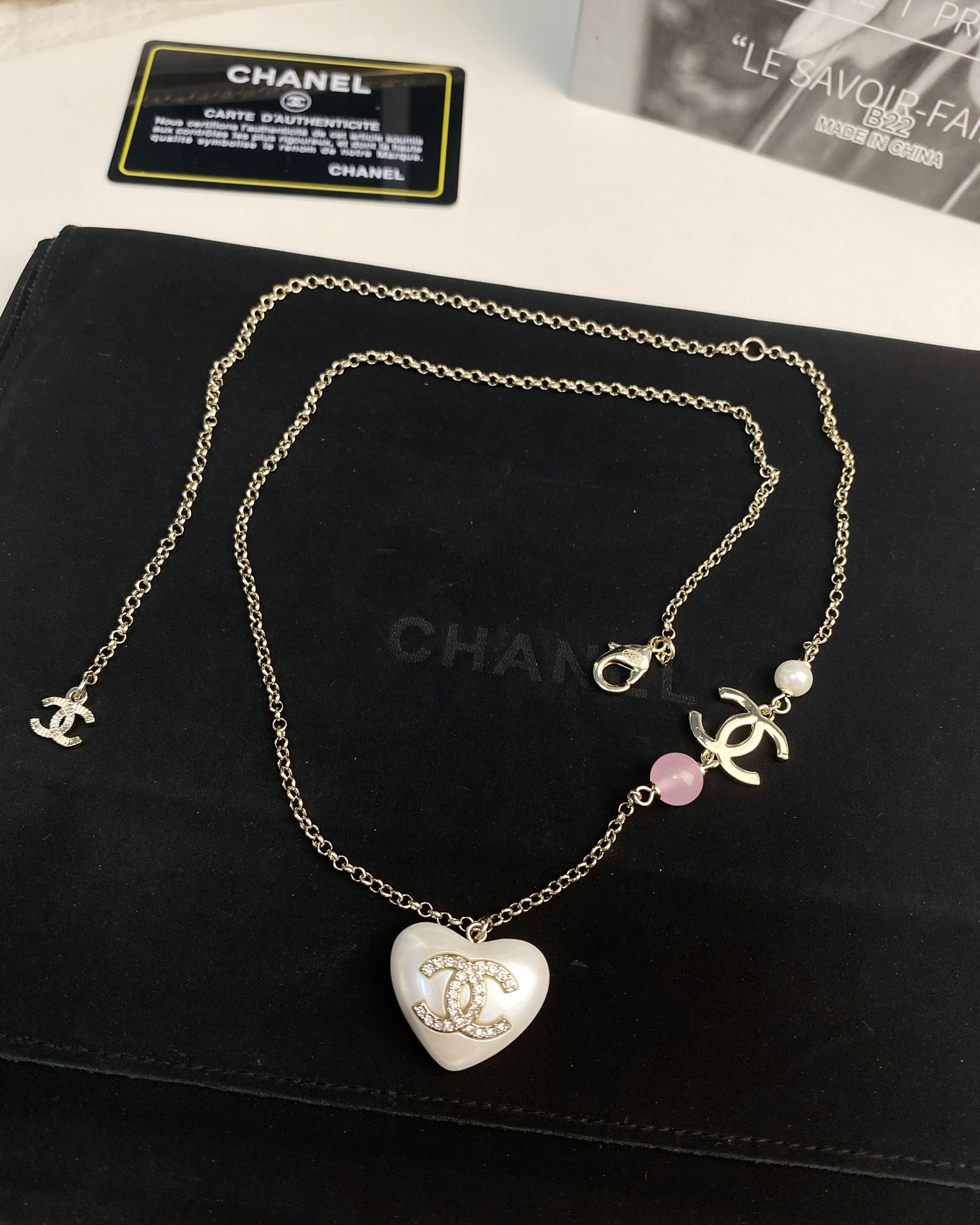 NO:104452,The classic of Xiaoxiang, must-have in summer, white peach heart resin necklace, the upper body effect is absolutely amazing, the goddess temperament is revealed, Chanel necklace, chanel, necklace19860909小香经典 夏日必入 白色桃心树脂项链 上身效果简直绝绝子 妥妥的女神气质出,香奈儿项链,chanel,necklace,Jewelry