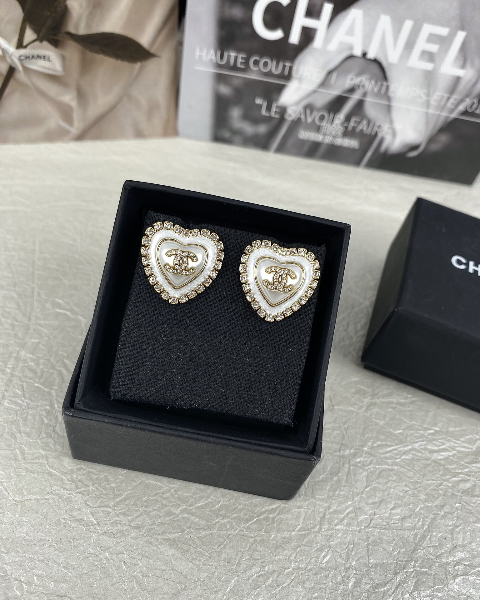 Boucles d'oreilles CHANEL blanches cœur pêche résine strass