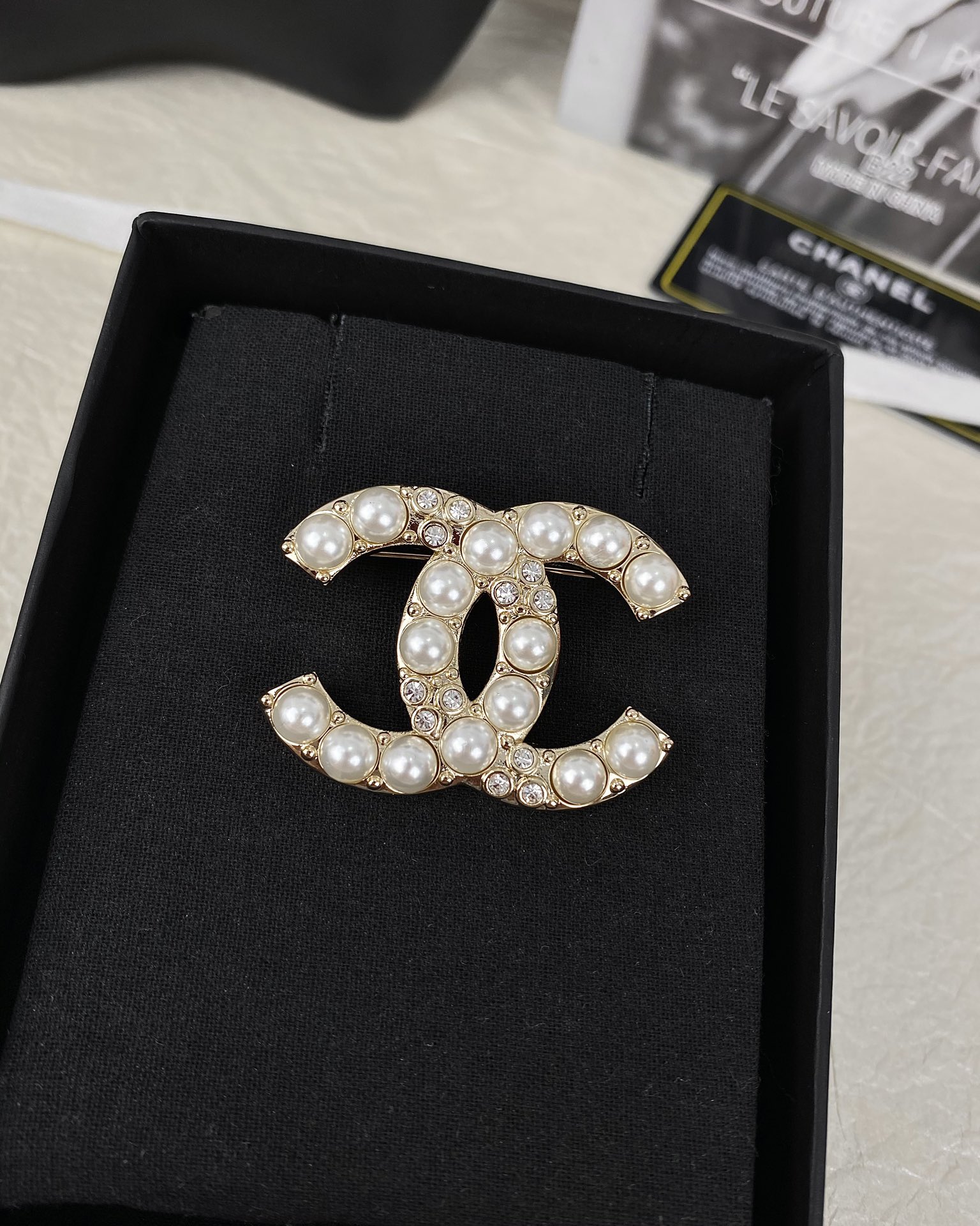 NO:102779,Xiaoxiang new style classic double c pearl diamond brooch, Chanel brooch, chanel, brooch, breastpin19860909小香新款 经典双c 珍珠镶钻胸针,香奈儿胸针,chanel,brooch，breastpin,Jewelry