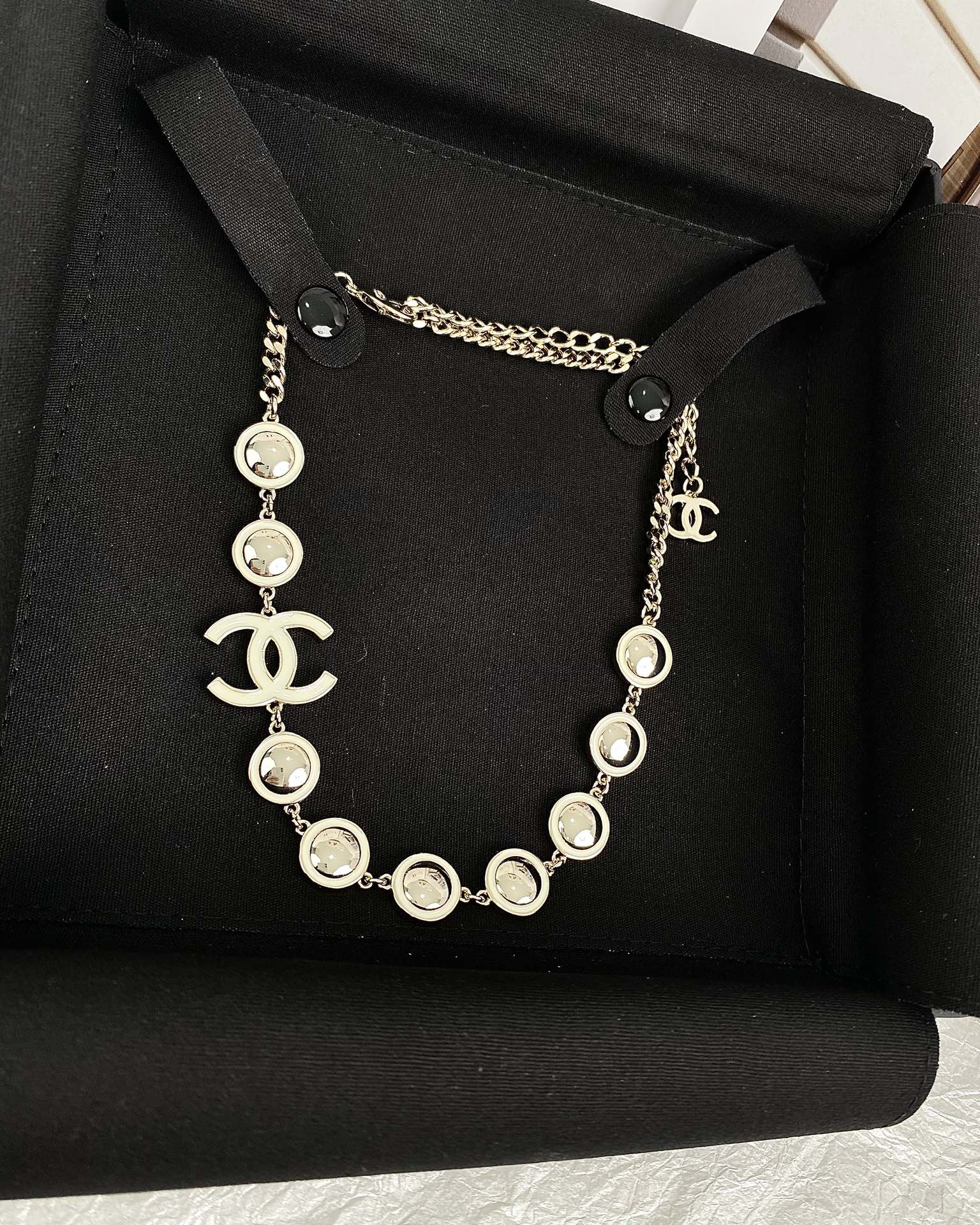 NO:104068,Xiaoxiang new style white oil dripping double c round mirror glossy necklace necklace, Chanel necklace, chanel, necklace19860909小香新款 白色滴油双c 圆形镜面  光面颈链 项链,香奈儿项链,chanel,necklace,Jewelry