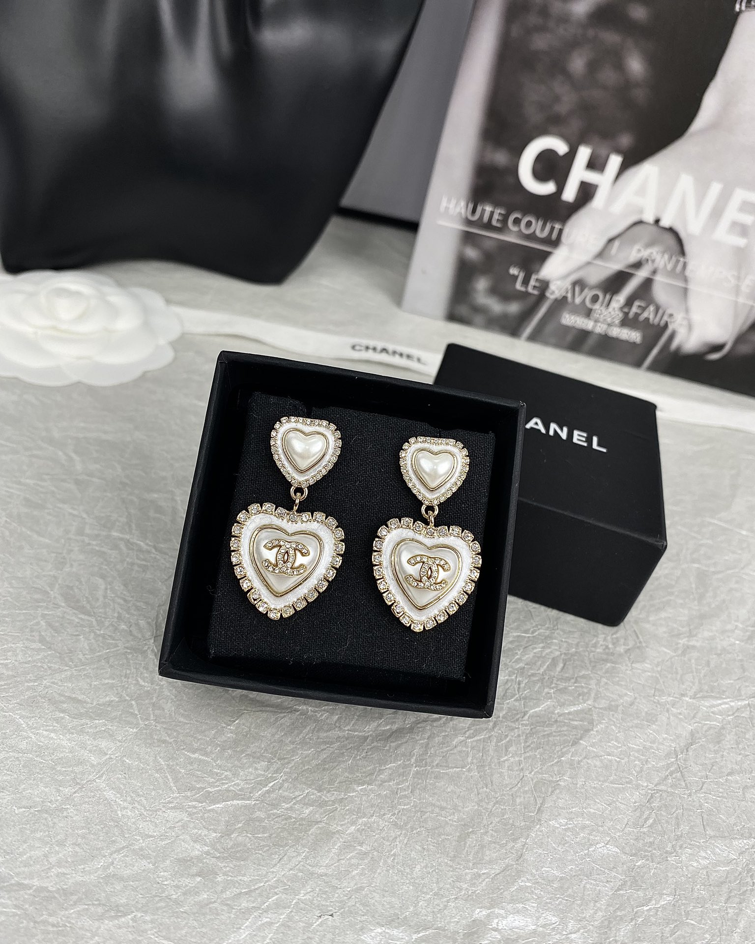 NO:581029,Xiaoxiang's new model, large and small double hearts, peach heart pearls, small square diamonds, inlaid earrings, Chanel earrings, chanel, earrings19860909小香新款 大小双爱心 桃心珍珠小方钻包边 镶嵌耳环,香奈儿耳钉,chanel,earrings,Jewelry