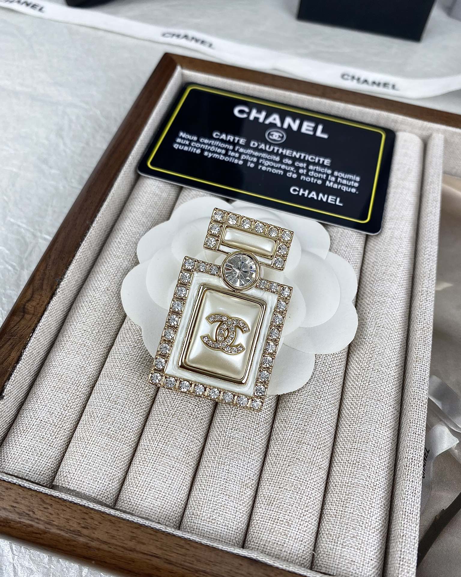NO:639391,Xiaoxiang new perfume bottle pearl resin inlaid diamond brooch, Chanel brooch, chanel, brooch, breastpin19860909小香新款 香水瓶珍珠 树脂镶钻胸针,香奈儿胸针,chanel,brooch，breastpin,Jewelry
