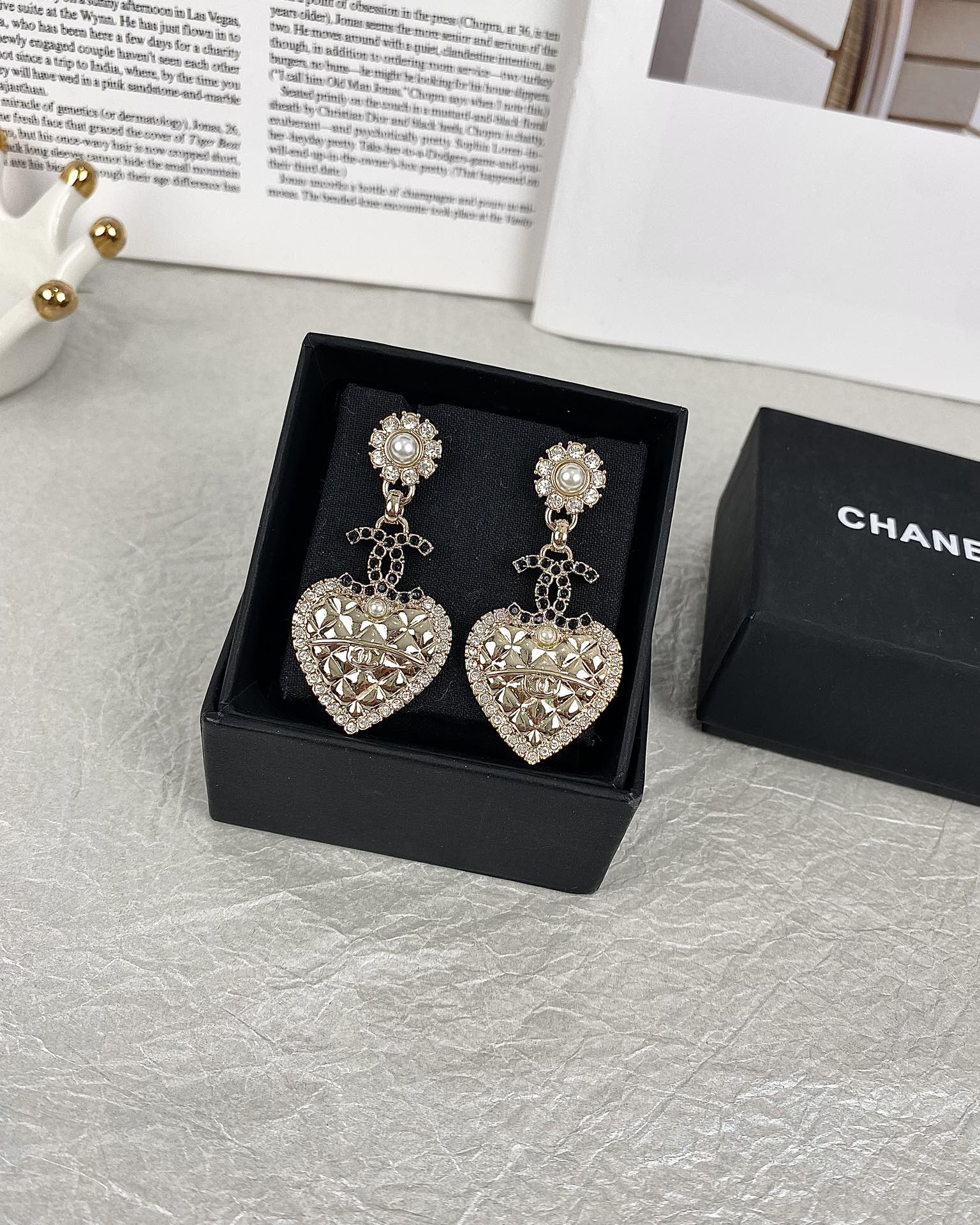 NO:584757,Ch@nel new love peach heart diamond pattern inlaid with black diamond C letter earrings, Chanel earrings, chanel, earrings19860909Ch@nel新款 爱心桃心 菱格纹 镶嵌黑钻C字母 耳环,香奈儿耳钉,chanel,earrings,Jewelry