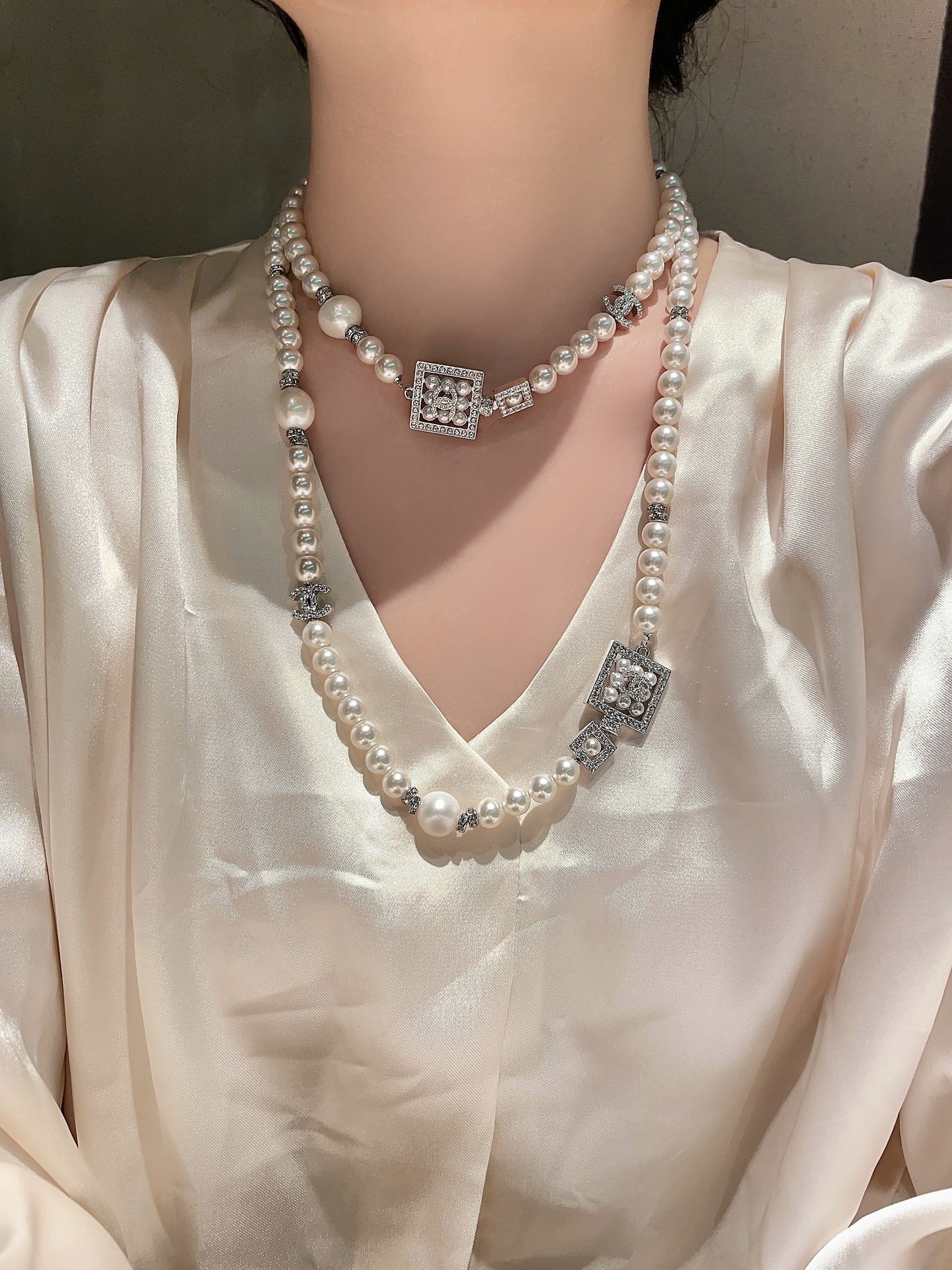 NO:104089,Xiaoxiang new style silver diamond-set square pearl necklace sweater chain, Chanel necklace, chanel, sweaters, necklace19860909小香新款 银色镶钻方块 珍珠项链 毛衣链,香奈儿项链,chanel,sweaters,necklace,Jewelry