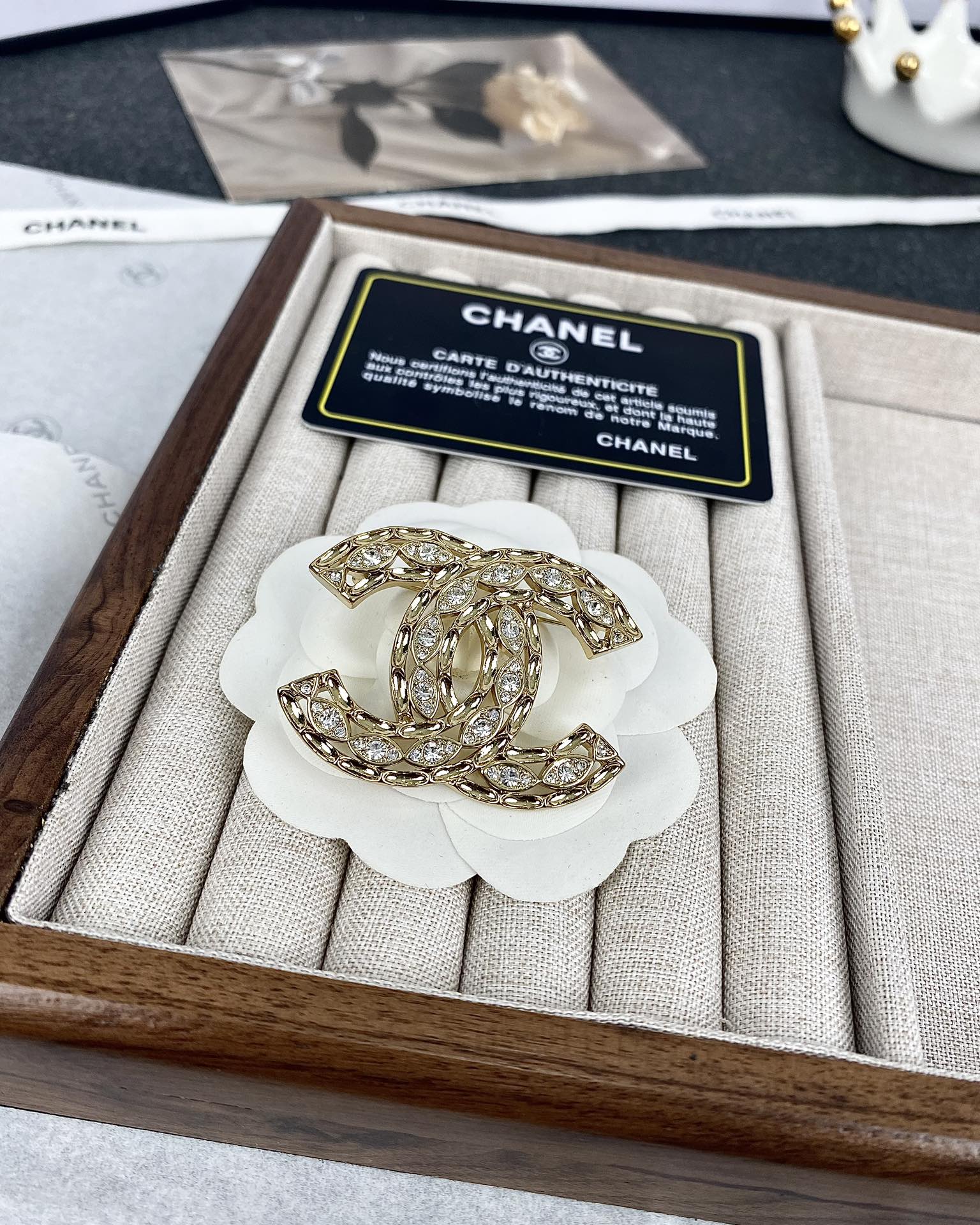 NO:602621,Xiaoxiang's new marquise rhinestones, geometric edges, golden double C brooch, Chanel brooch, chanel, brooch, breastpin19860909小香新款 马眼水钻 几何边 金色双c胸针,香奈儿胸针,chanel,brooch，breastpin,Jewelry