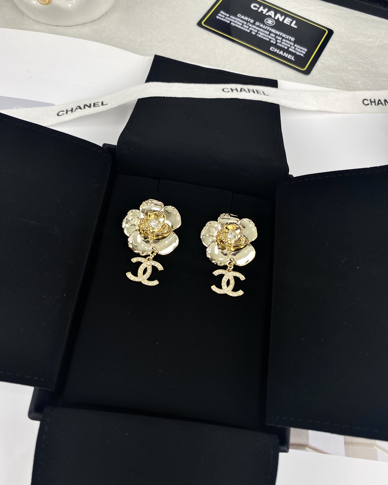 NO:101879,Xiaoxiang new style glossy flower shape C letter diamond set earrings, Chanel earrings, chanel, earrings19860909小香新款 光面花朵造型 C字母镶钻 耳环,香奈儿耳钉,chanel,earrings,Jewelry