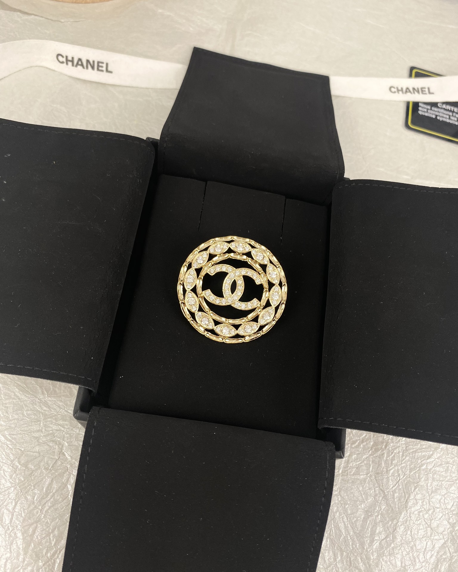 NO:101925,Xiaoxiang new style round horse eye diamond brooch, Chanel brooch, chanel, brooch, breastpin19860909小香新款 圆形马眼镶钻 胸针,香奈儿胸针,chanel,brooch，breastpin,Jewelry