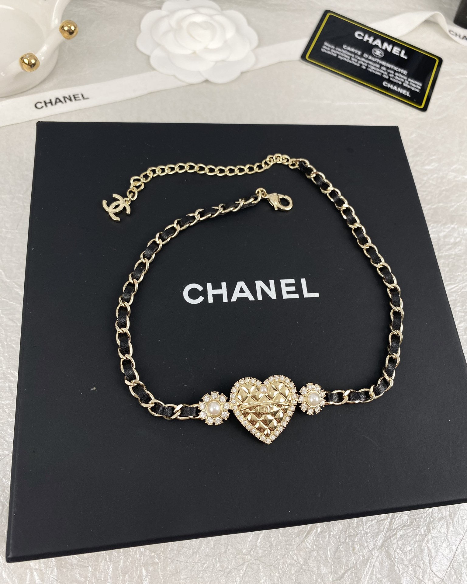 NO:602641,Xiaoxiang's new peach heart diamond-set leather choker necklace, Chanel necklace, chanel,necklace19860909小香新款 桃心菱格镶钻 穿皮颈链 项链,香奈儿项链,chanel,necklace,Jewelry