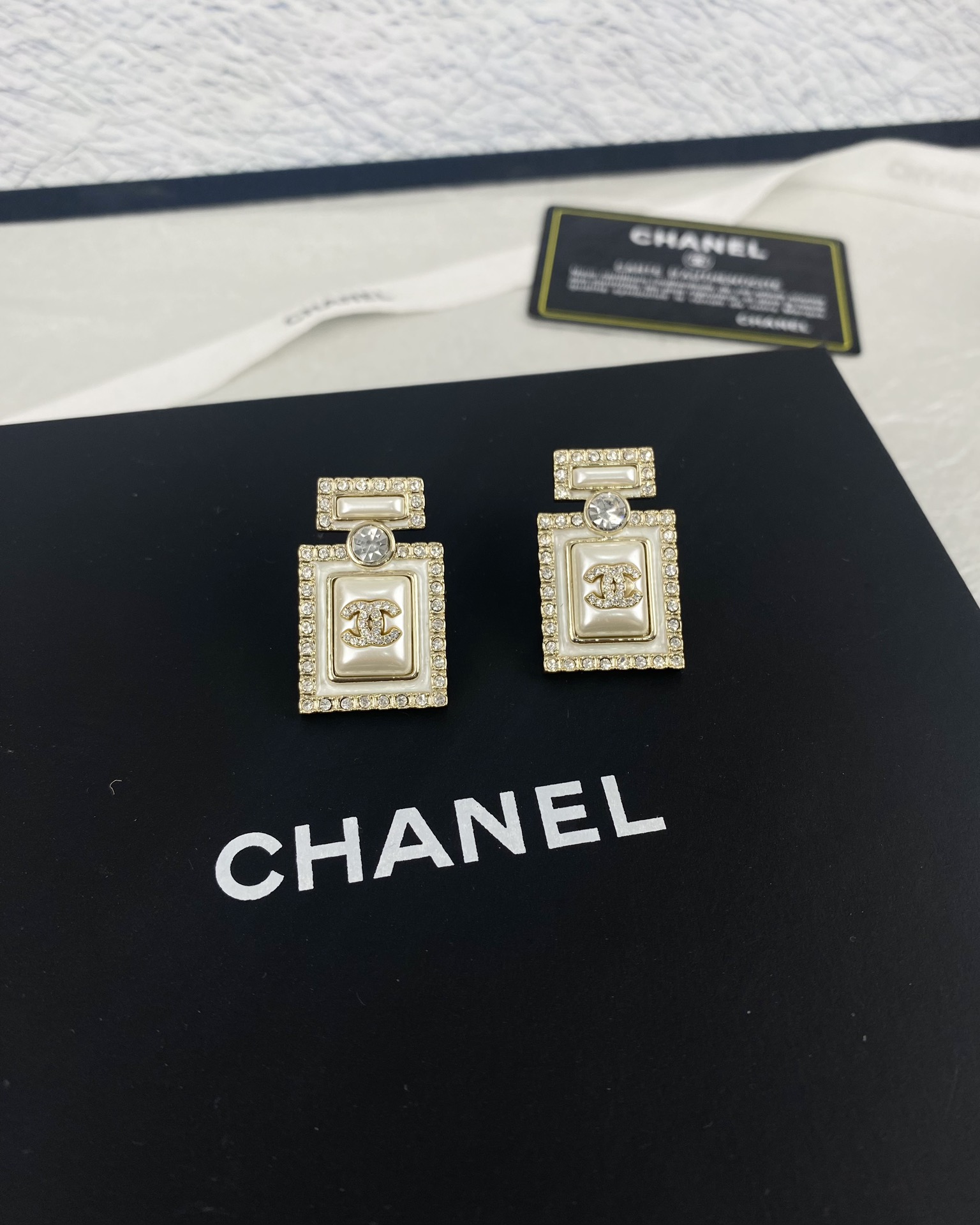 NO:104008,Xiaoxiang new resin oil-dripping rhinestones perfume bottle earrings, Chanel earrings, chanel19860909小香新款树脂滴油水钻 香水瓶耳钉,香奈儿耳钉,chanel,Jewelry