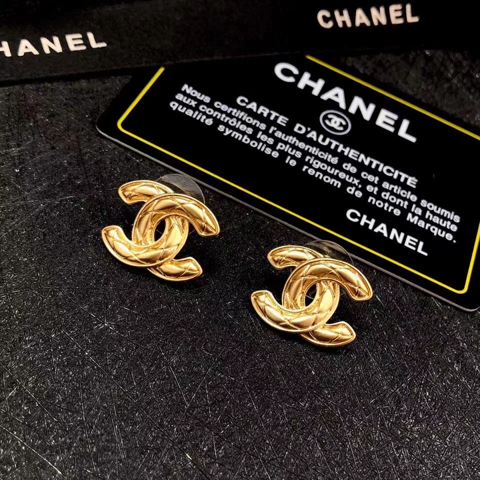 NO:103966,Xiaoxiang new style, medieval style, diamond-shaped dark pattern relief earrings, Chanel earrings, chanel19860909小香新款 中古风 菱格暗纹浮雕耳钉,香奈儿耳钉,chanel,Jewelry